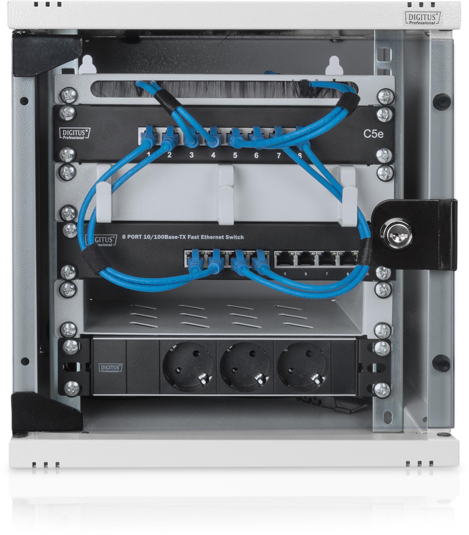 Ein Rack-Server-Gehäuse mit Netzwerkausrüstung. Kabel sind ordentlich verlegt.