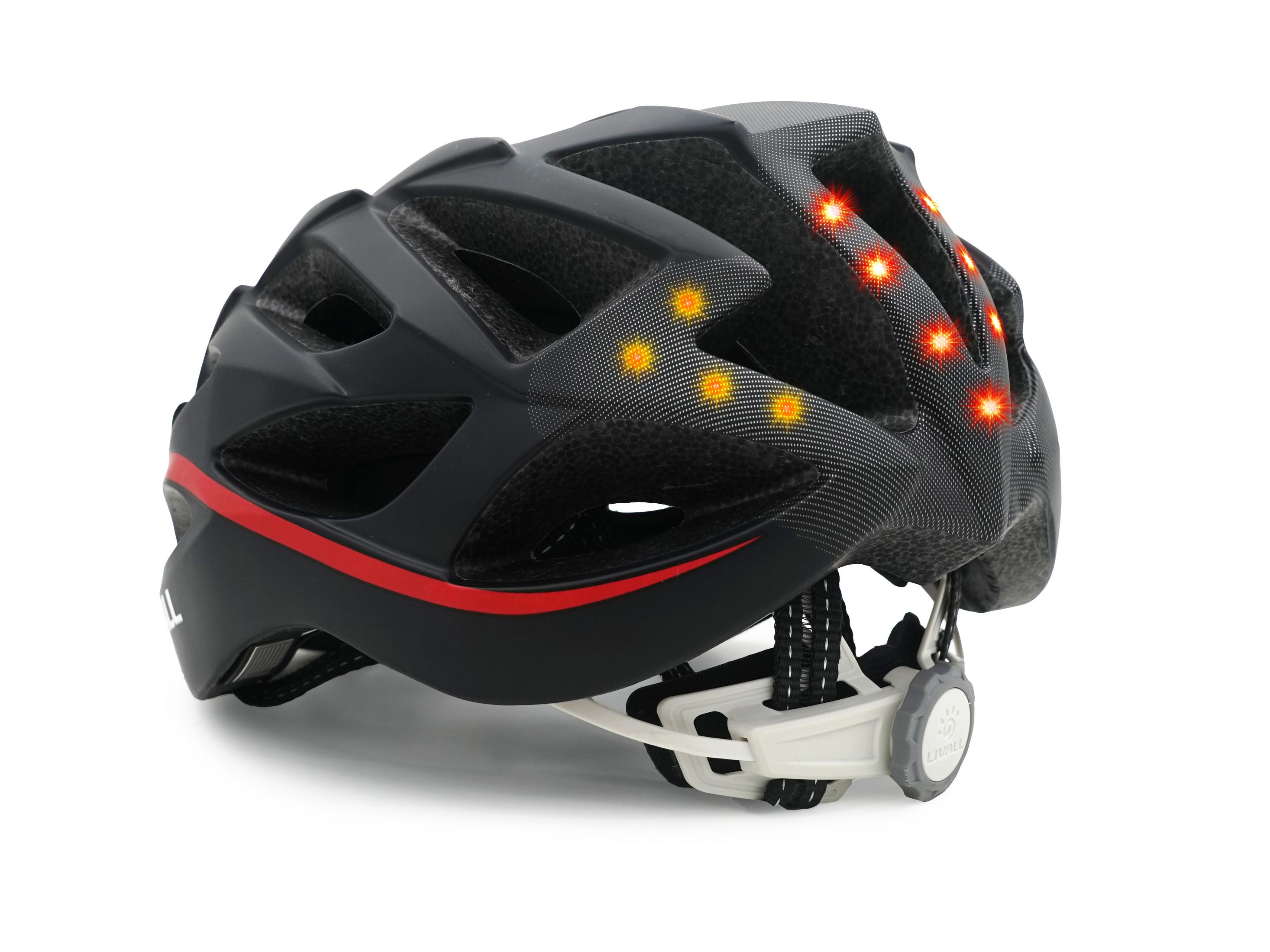 Schwarzer Fahrradhelm mit roten und gelben Lichtern. Der Helm hat einen roten Streifen.