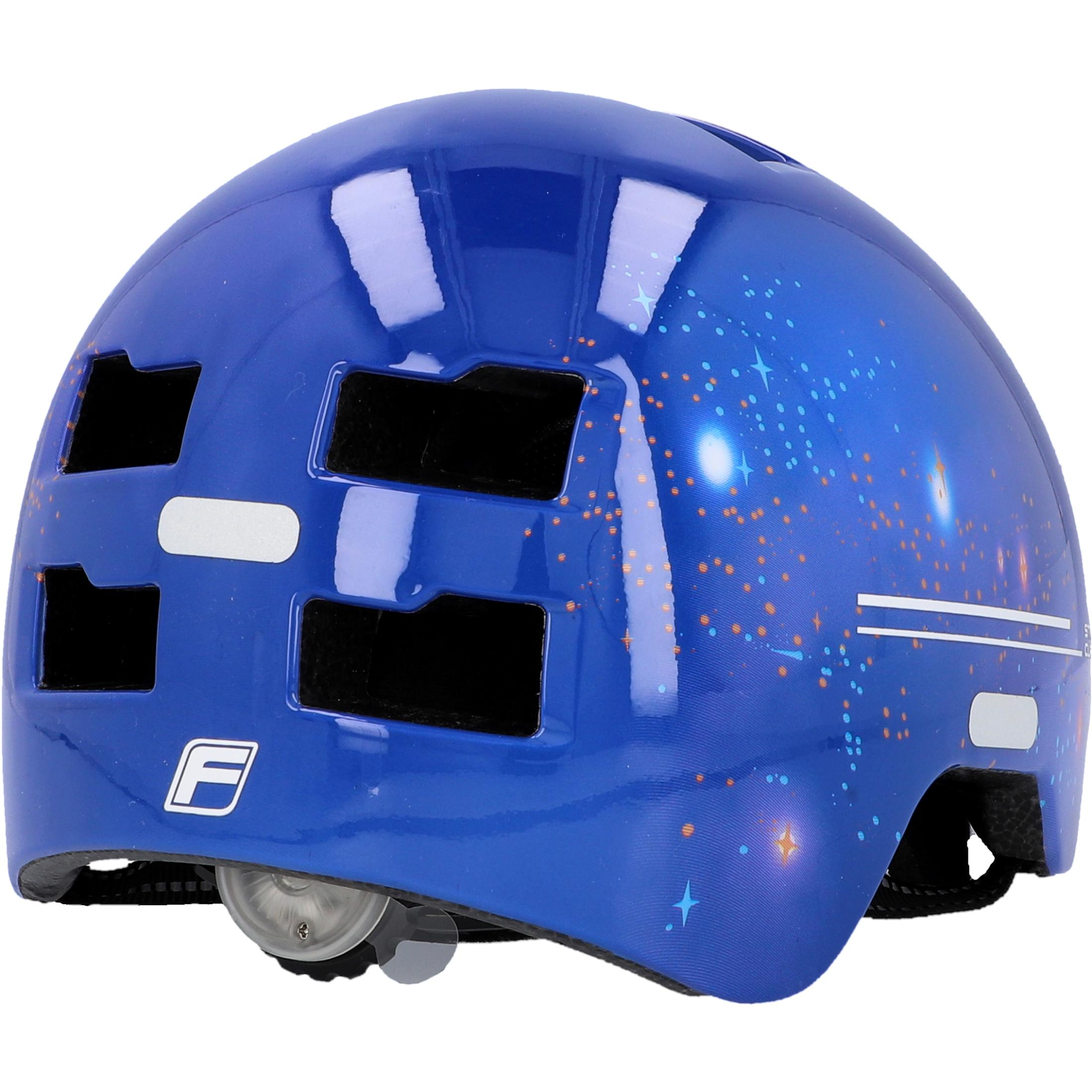 Blauer Fahrradhelm mit Sternendesign. Er hat Belüftungsöffnungen und ein Einstellrad hinten. Weißes Logo.