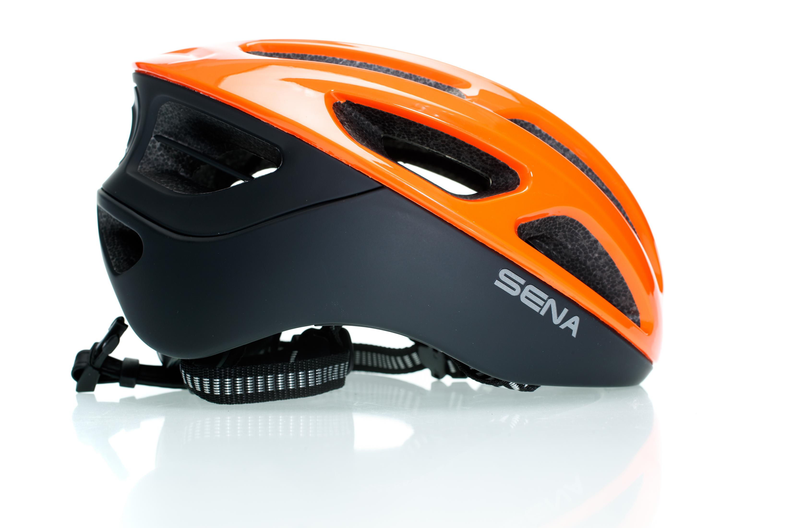 Ein orangefarbener und schwarzer Fahrradhelm mit dem Wort SENA auf der Seite. Er hat einen weißen Hintergrund.