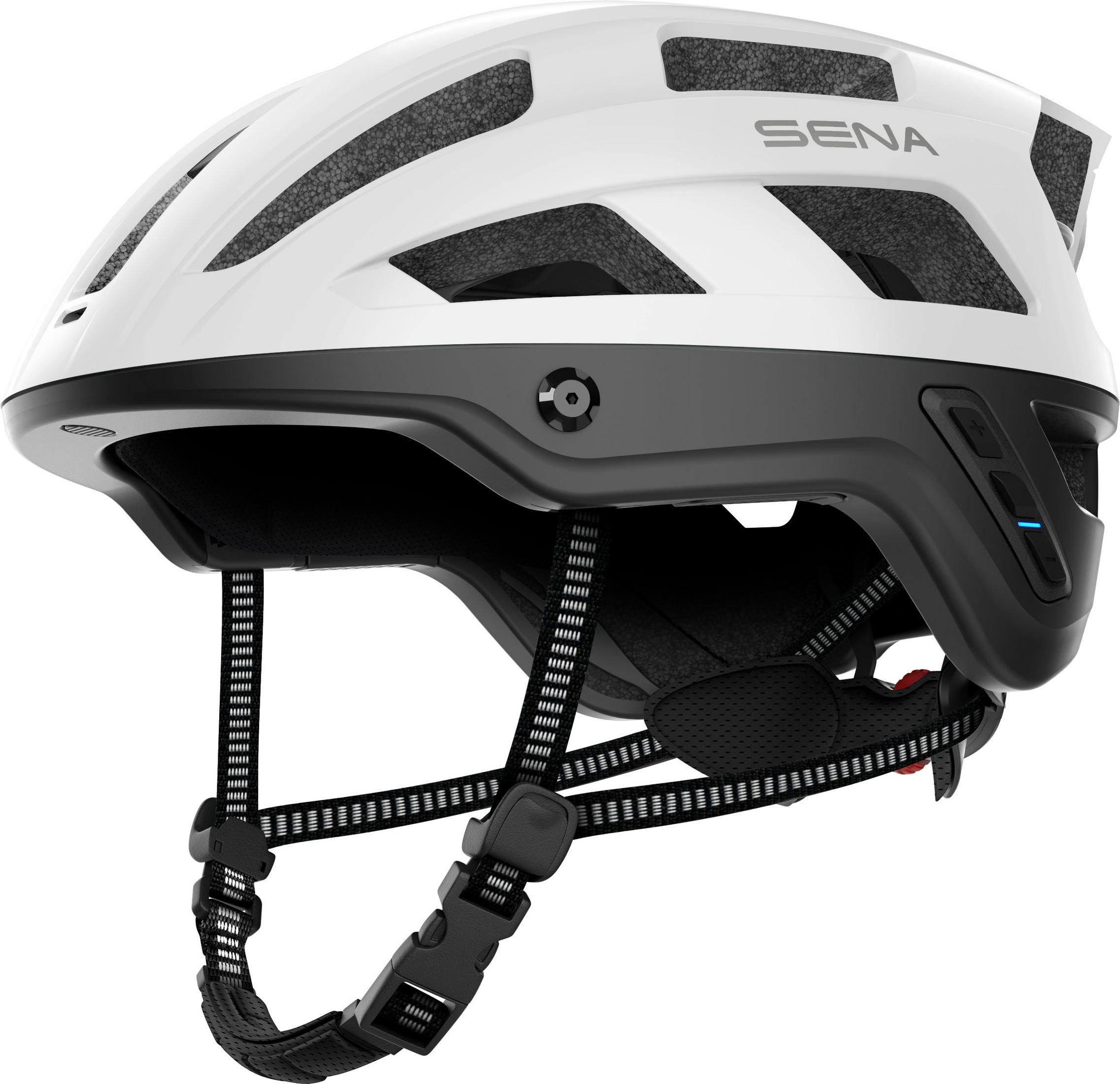 Weiß-schwarzer Fahrradhelm mit Riemen und dem Wort 'SENA' darauf, vor weißem Hintergrund.