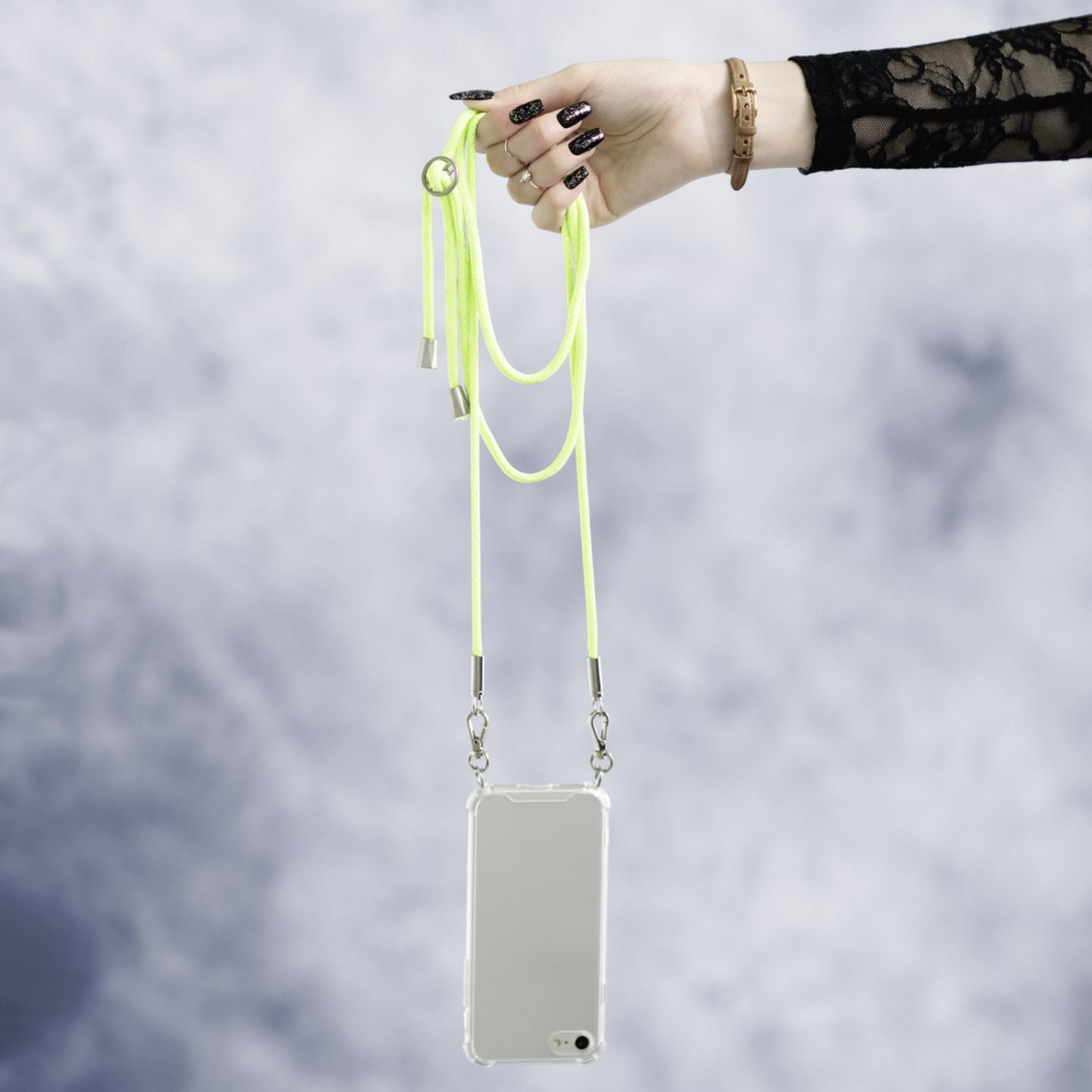 Hand hält neongrünes Telefon-Lanyard mit Telefon, Himmelshintergrund.