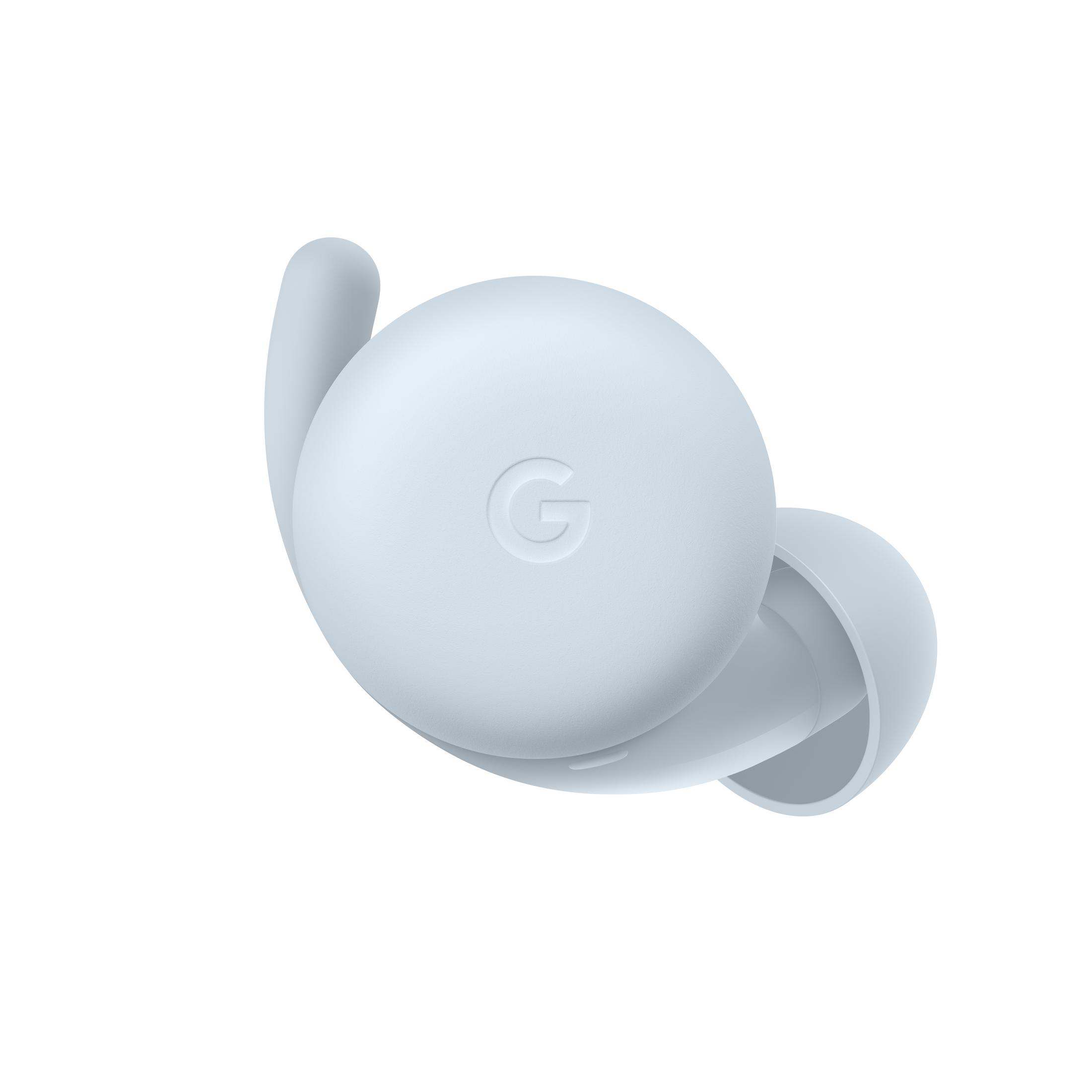 Jasnoniebieskie słuchawki Google Pixel Buds, pod kątem. Etui jest otwarte.