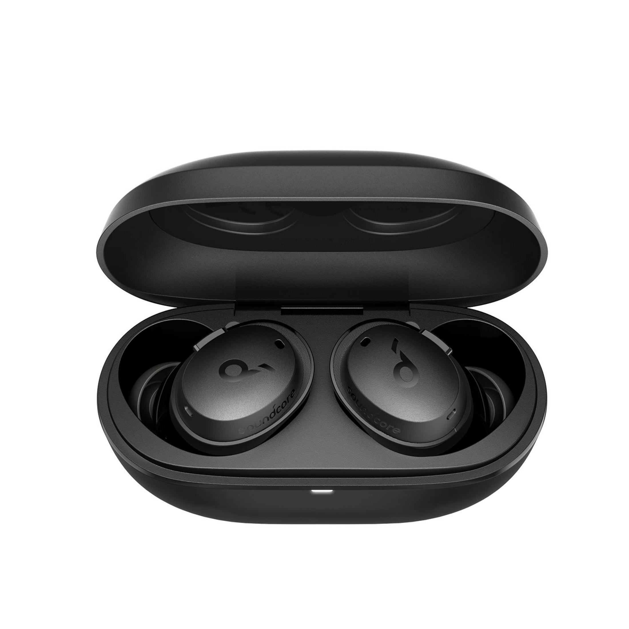 Auriculares negros en un estuche de carga negro, abierto, que muestra los dos auriculares en el interior.