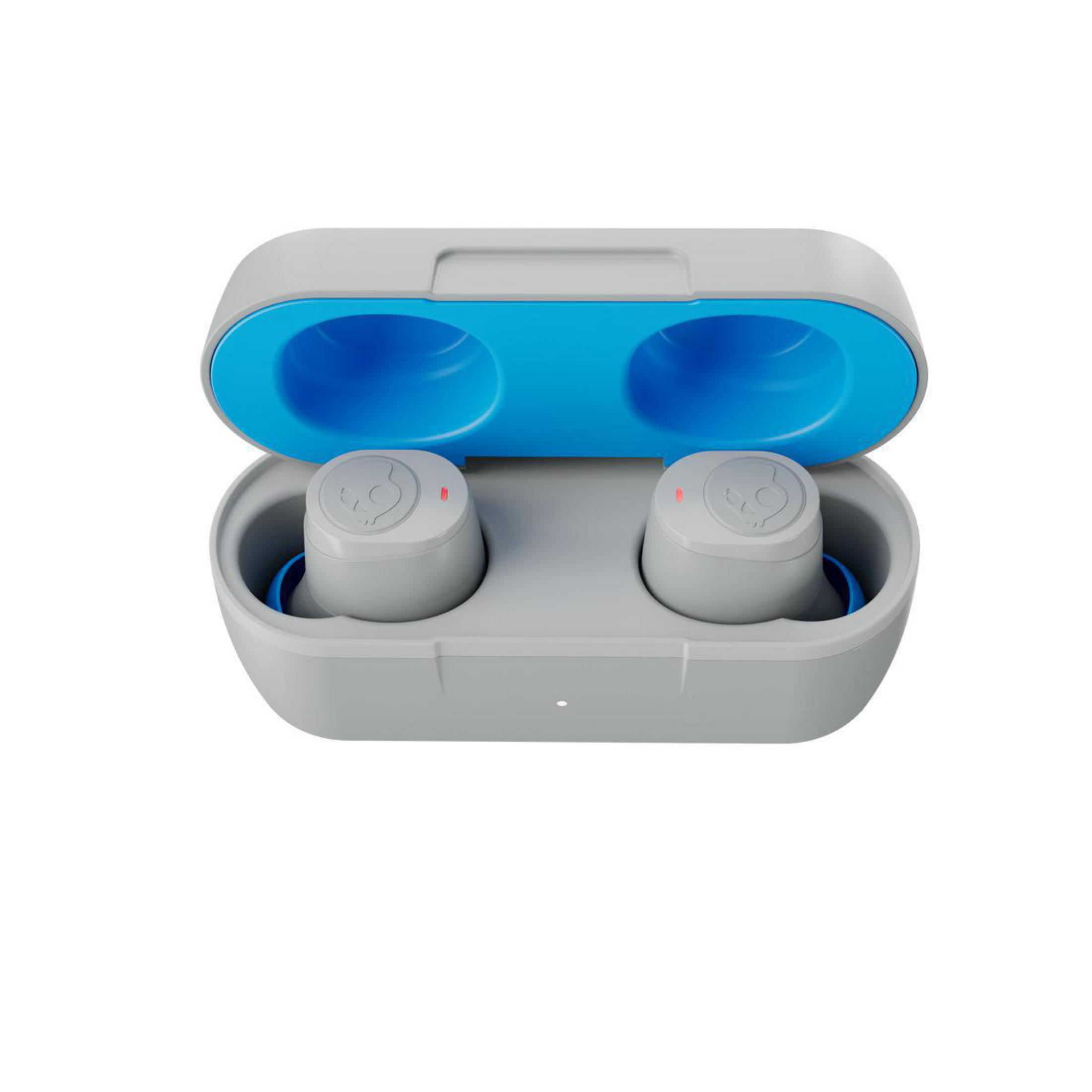 Auriculares grises en un estuche gris y azul. El estuche está abierto, mostrando los auriculares. Fondo blanco.