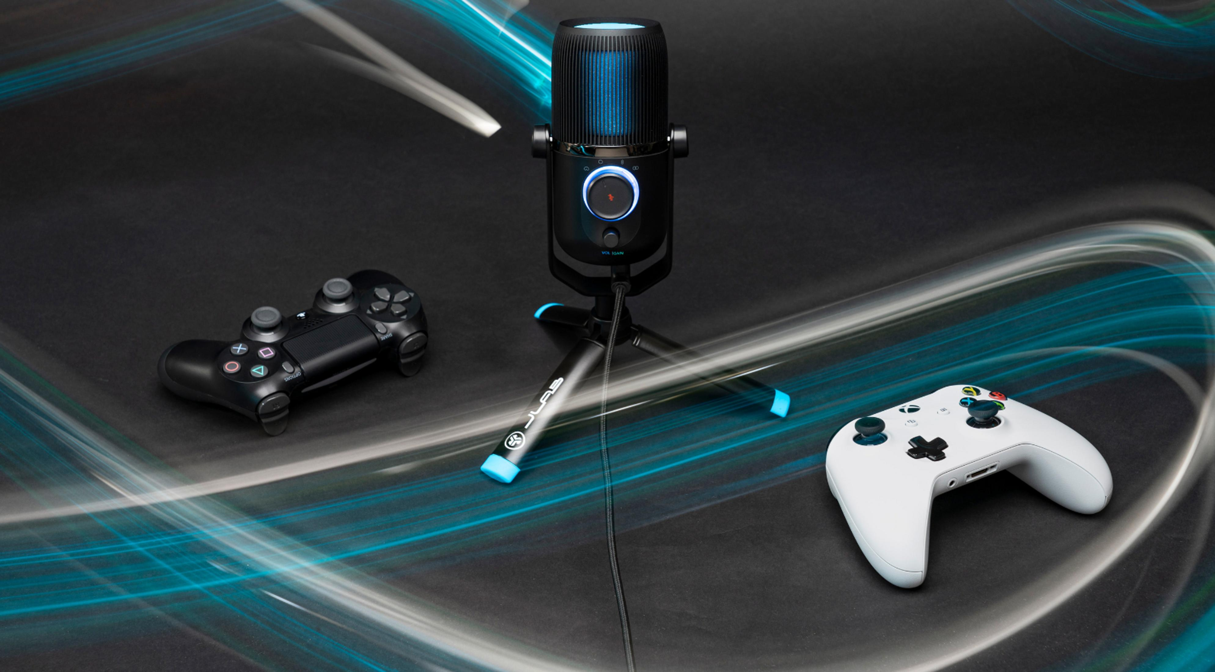 Gaming-Setup mit Mikrofon, zwei Gamepads und einem Konsolen-Controller.
