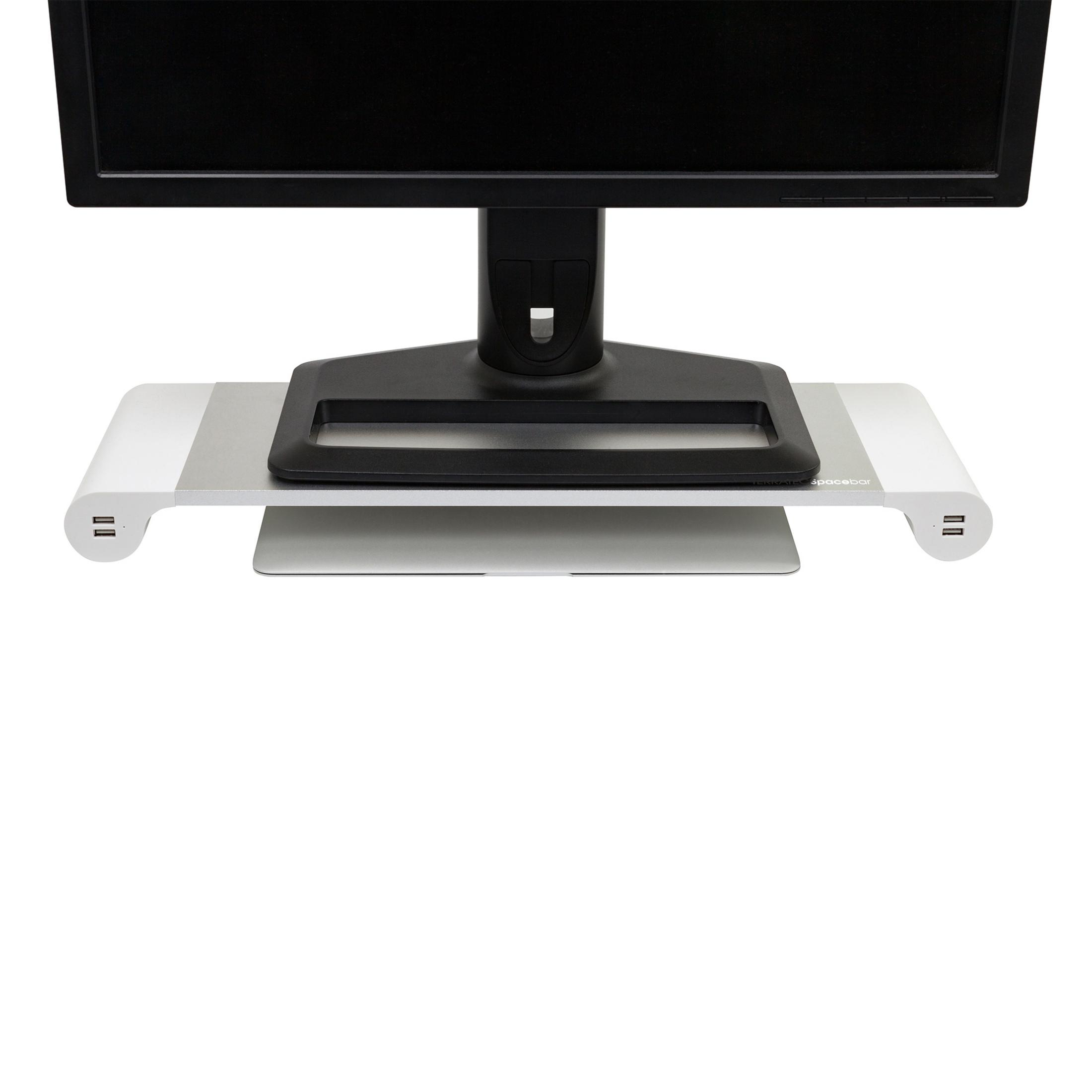 Ein Computermonitor und -ständer mit einem Regal und einem Laptop darauf, auf weißem Hintergrund.