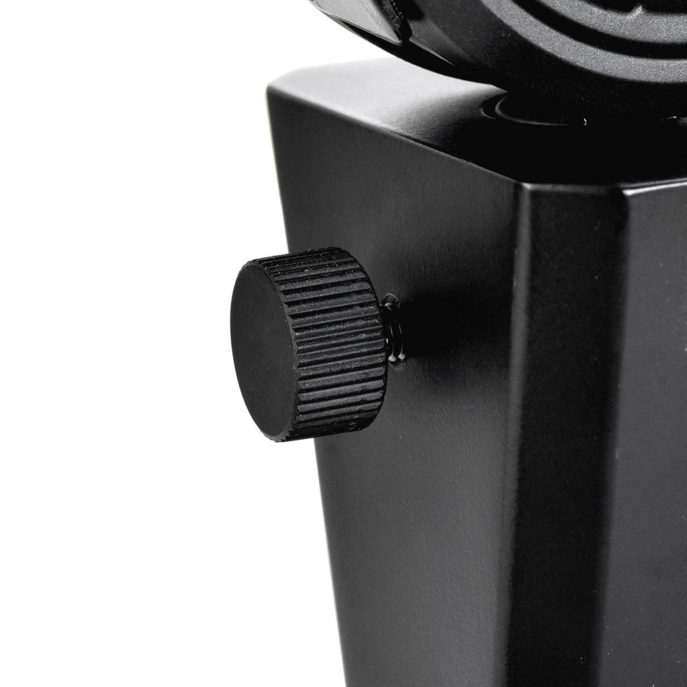 Bouton noir et nervuré sur un objet noir. Le bouton est cylindrique et sur une base noire et angulaire.