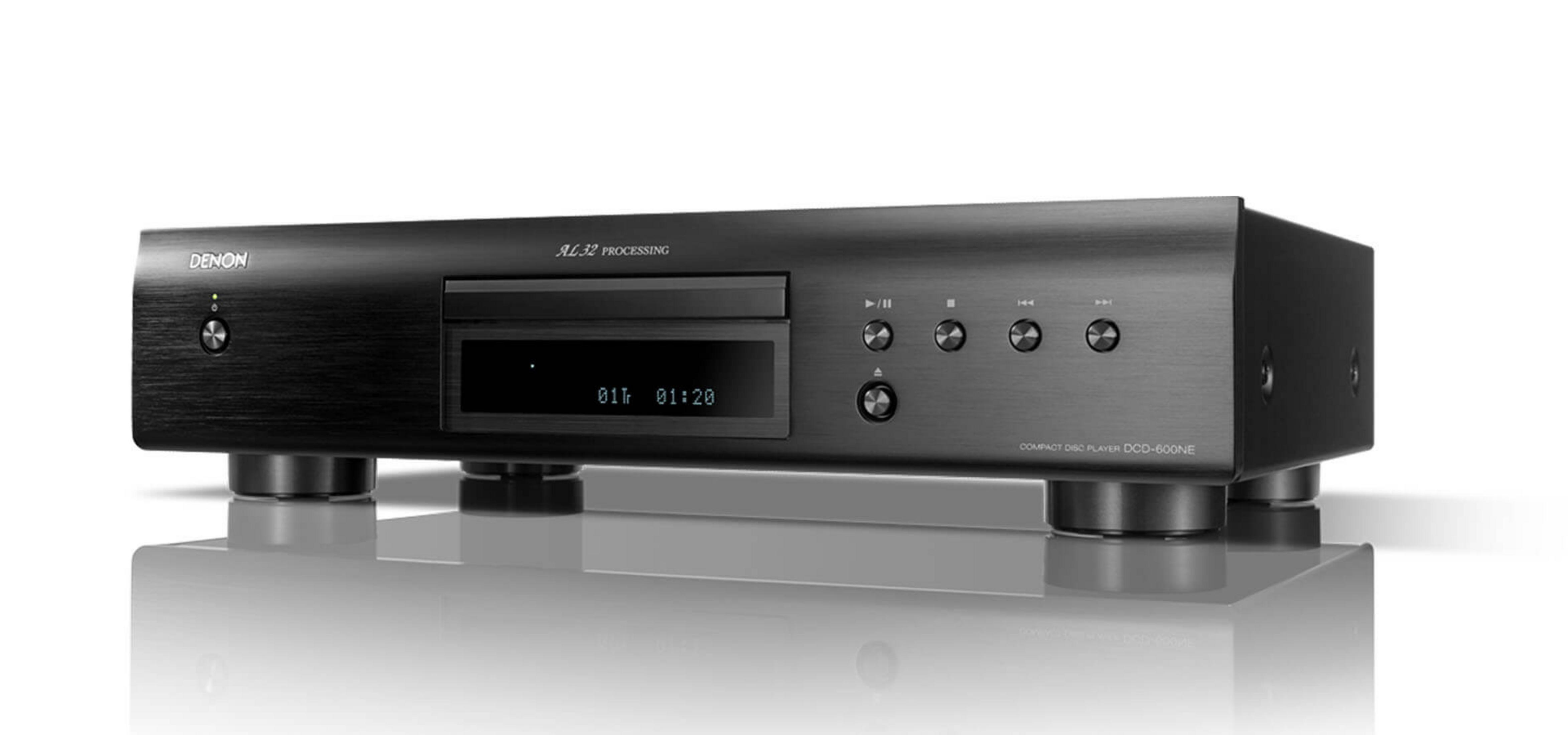 Schwarzer Denon CD-Player. Silberne Akzente und Knöpfe. Weißer Hintergrund.