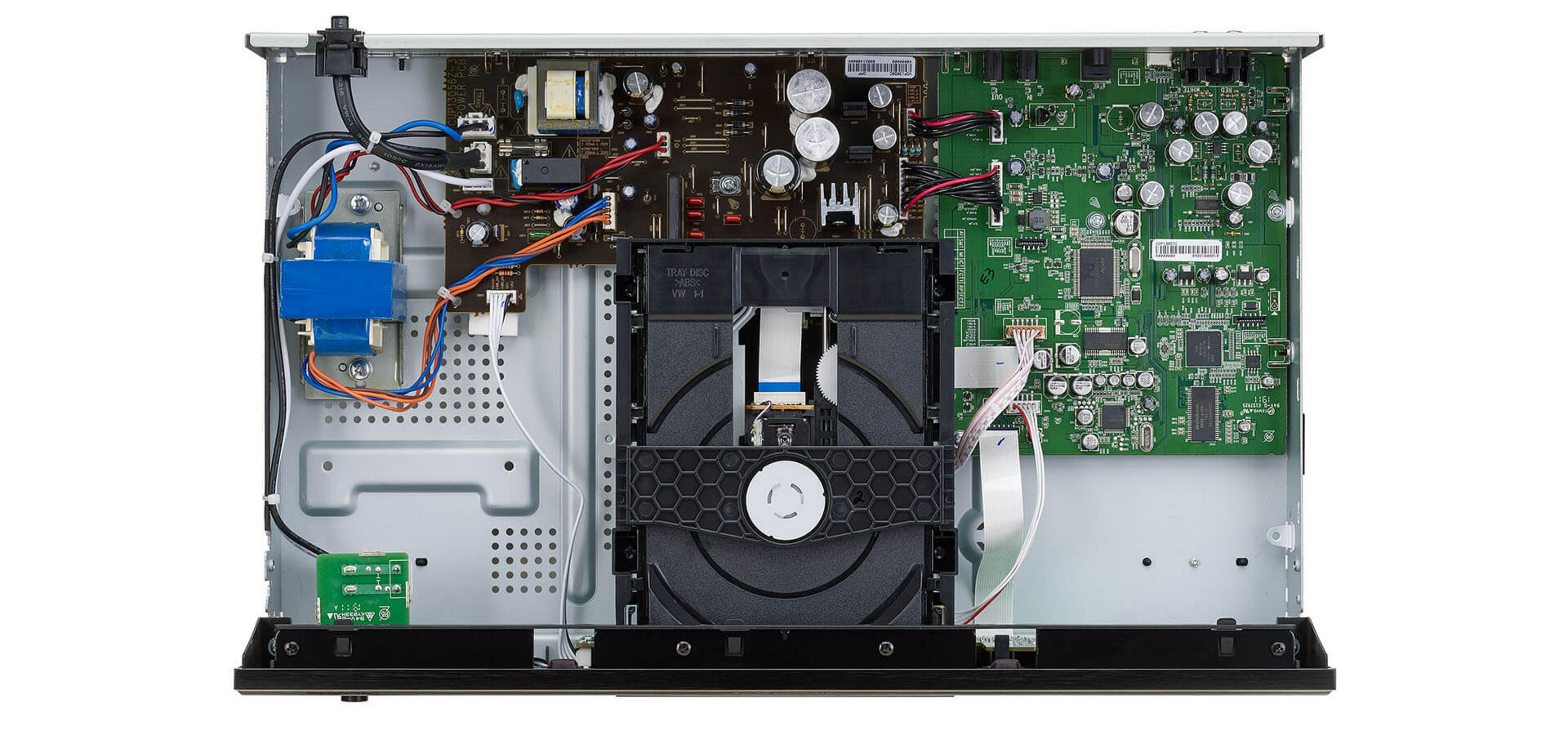 Geöffnetes DVD-Player-Innenleben, das Schaltkreise, Laufwerk und andere Komponenten zeigt. Weißer Hintergrund.