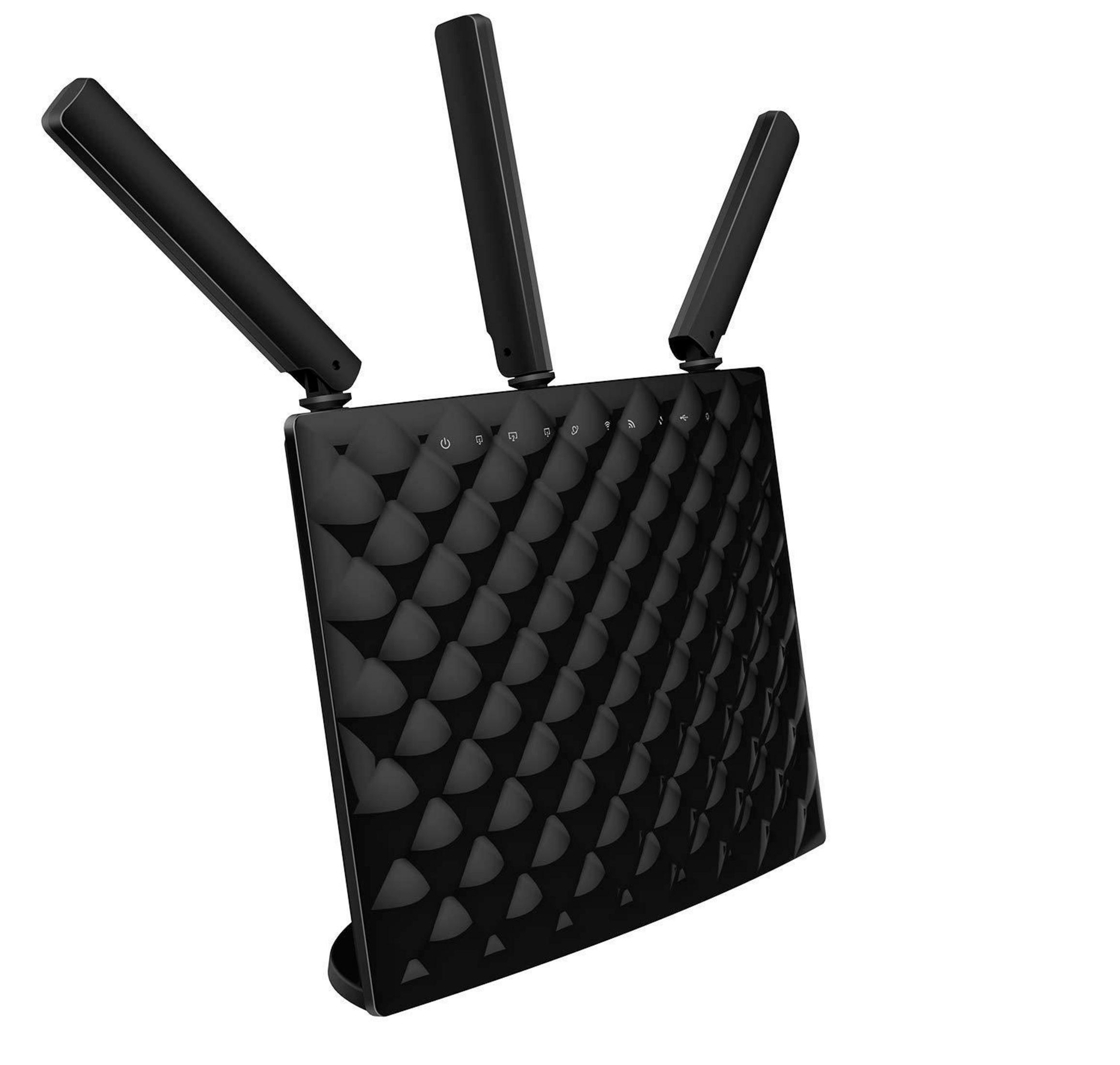 Router negro con tres antenas. Aislado sobre fondo blanco. Vista en ángulo.