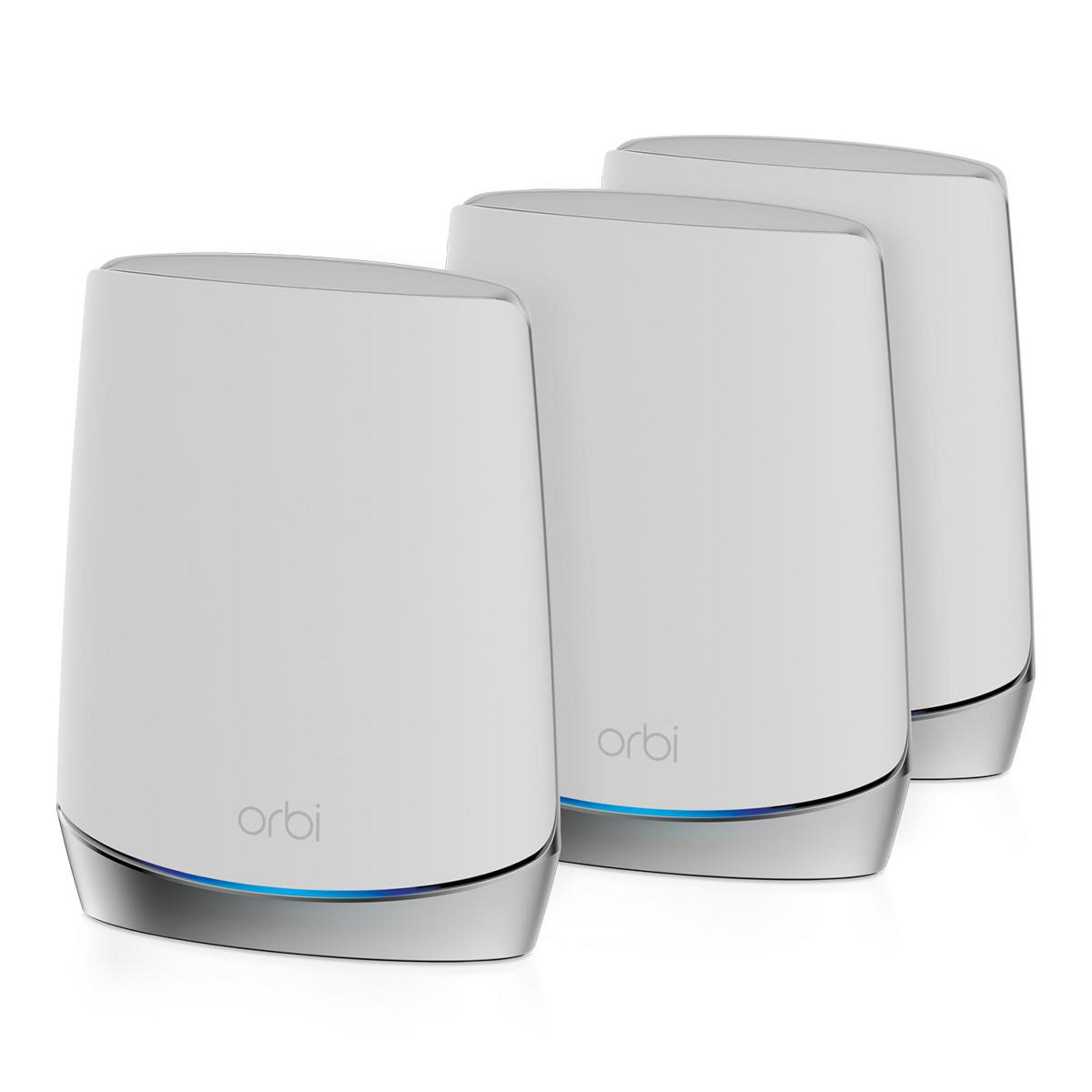 Drei weiße Orbi WLAN-Geräte, jedes mit silbernem Sockel und blauem Licht.
