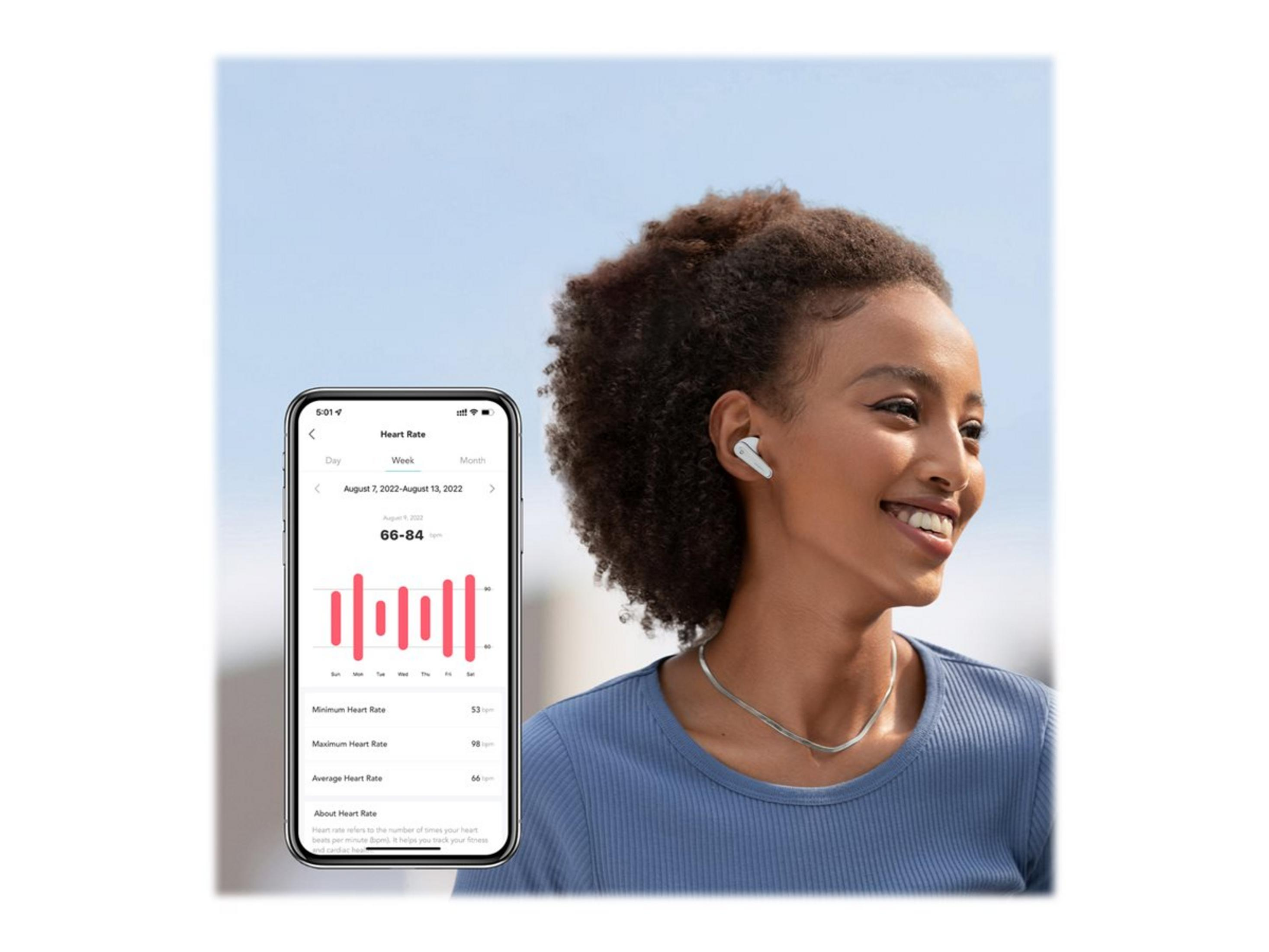 Donna con auricolari bianchi e telefono che mostra dati sulla frequenza cardiaca. Cielo sullo sfondo.