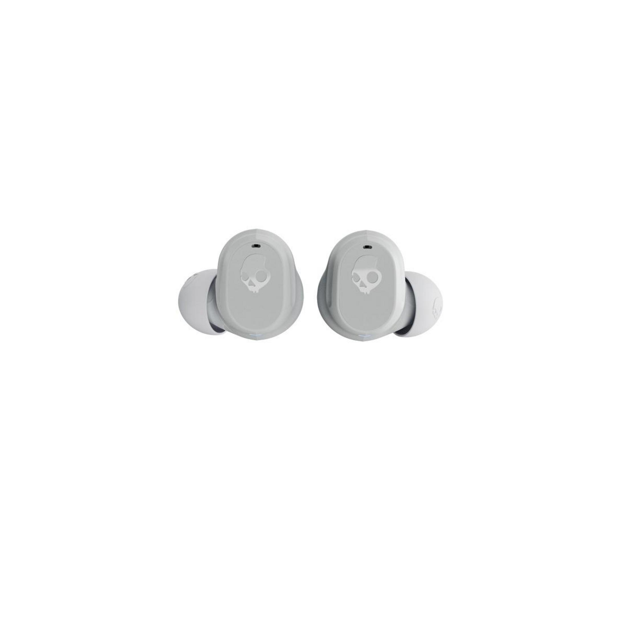Zwei graue Skullcandy-Ohrhörer auf weißem Hintergrund, aus der Vogelperspektive gesehen.