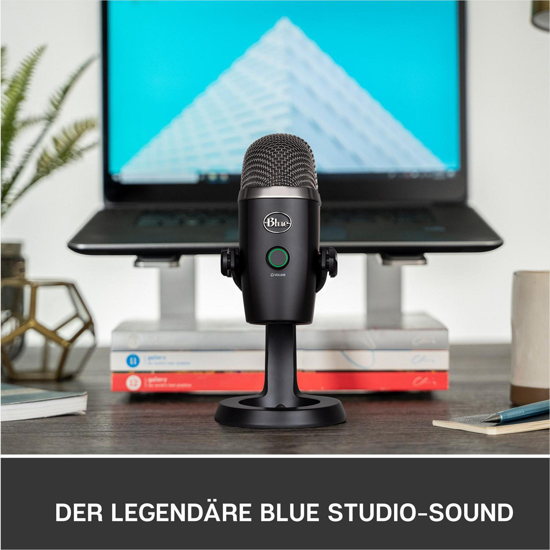 Schwarzes Mikrofon auf Ständer vor Laptop. Text: Blue Studio Sound.