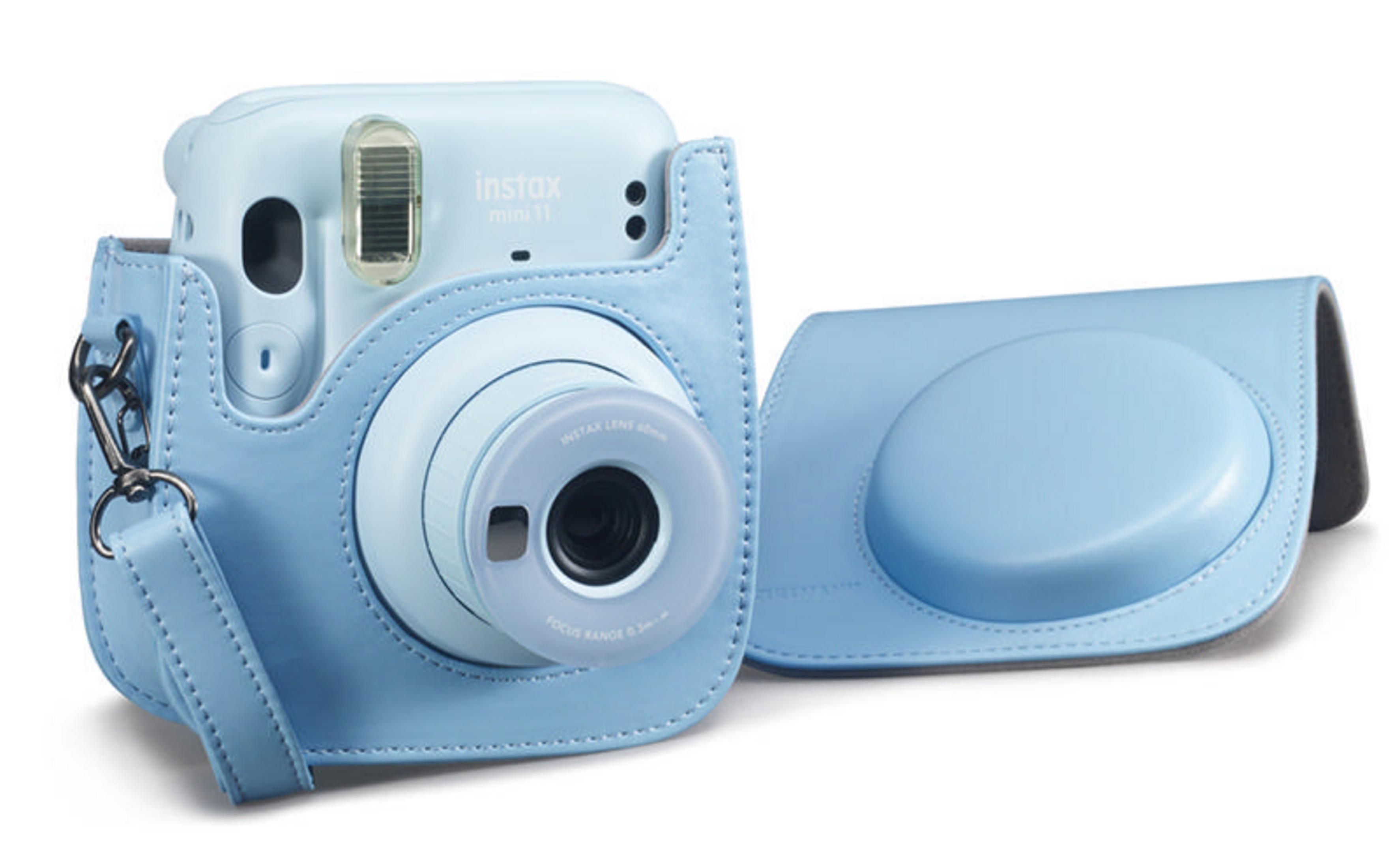 Blaue Instax Mini 11 Kamera in einem blauen Gehäuse, mit Objektivabdeckung.