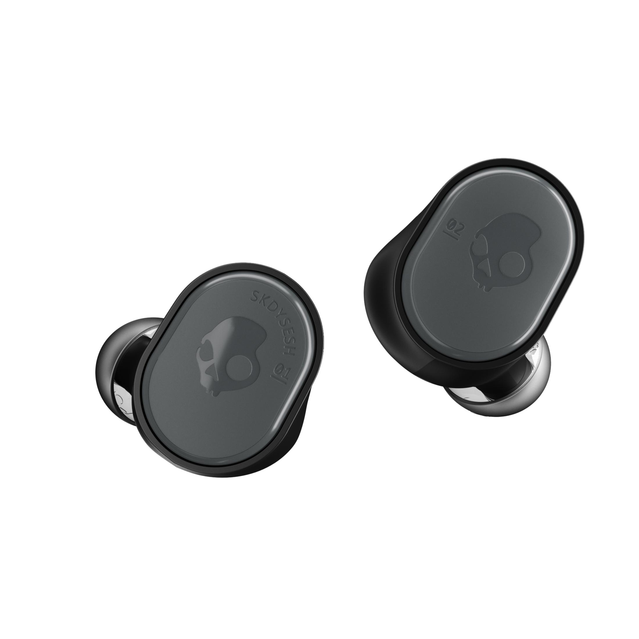 Para czarnych słuchawek Skullcandy. Szare akcenty, logo czaszki i błyszczące metalowe detale.