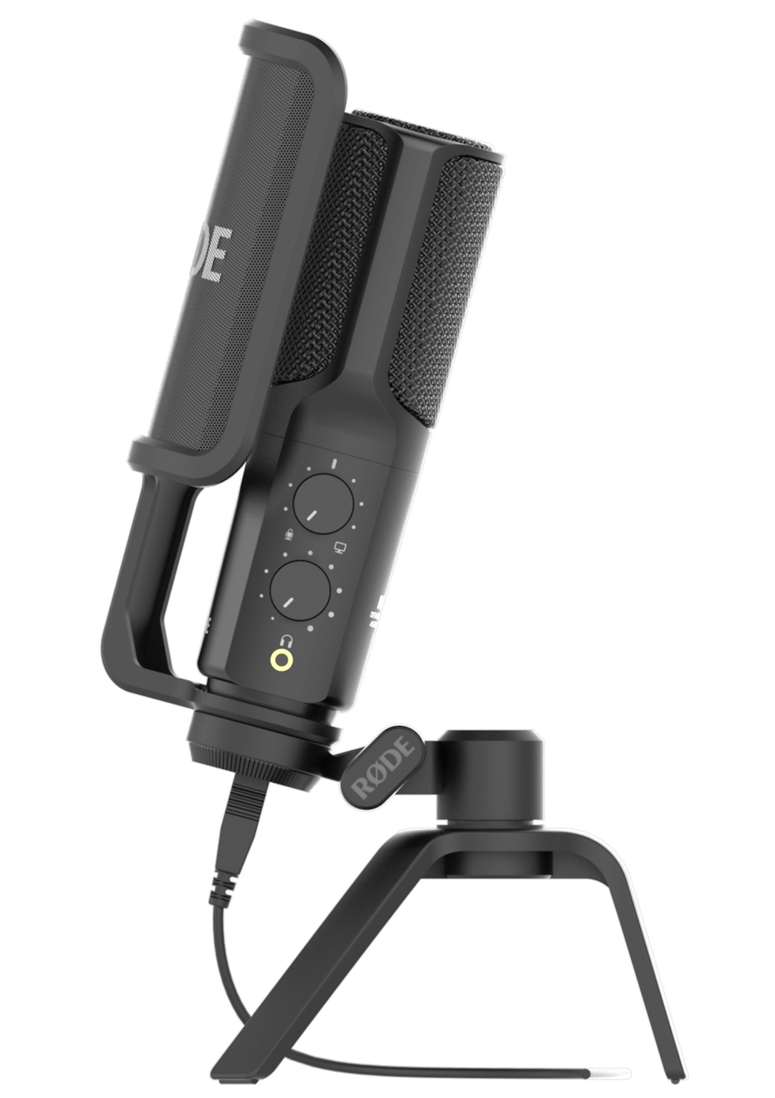 Schwarzes Rode-Mikrofon auf Ständer, mit Pop-Filter, auf weißem Hintergrund.