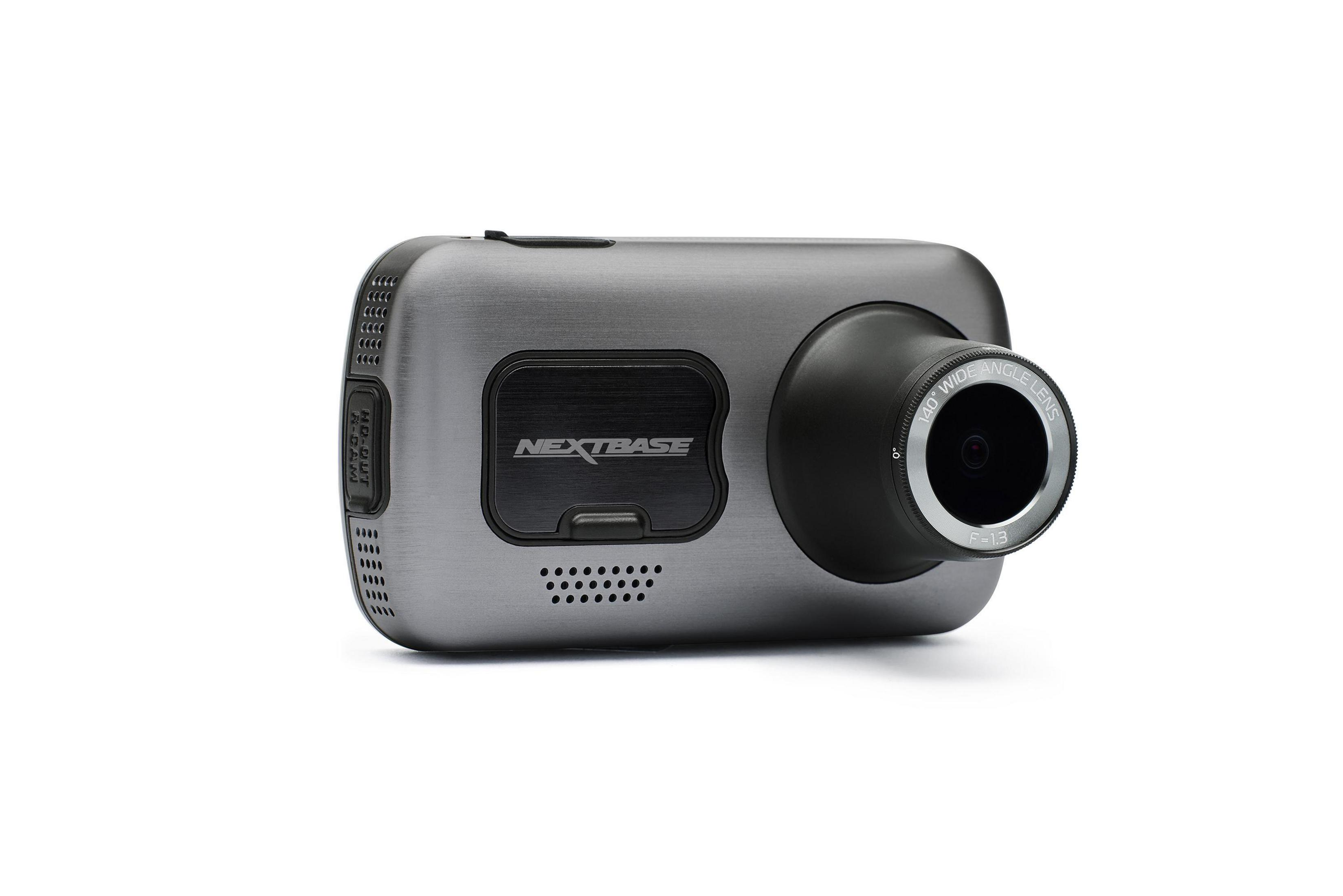 Graue Dashcam mit Objektiv, angewinkelt. Schwarzes Nextbase-Logo. Weißer Hintergrund.