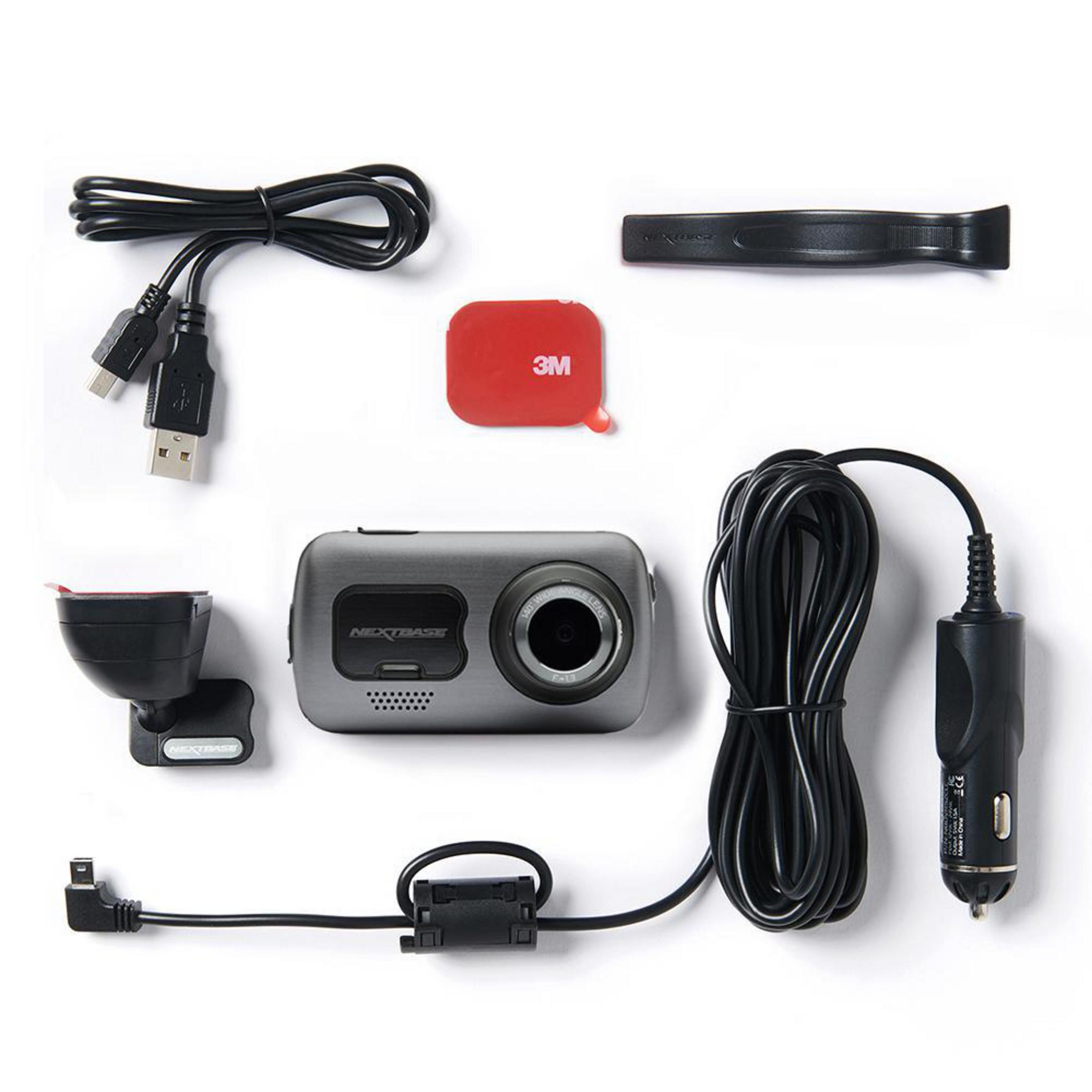 Ein Dashcam-Kit mit verschiedenen Teilen: Kamera, Kabel, 3M-Klebeband, Halterung und Werkzeug.