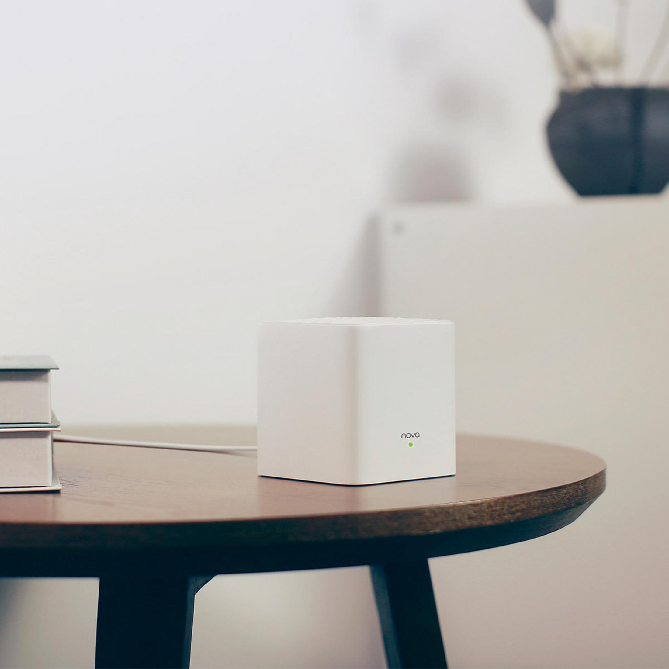 Router wifi bianco su un tavolo di legno, con uno sfondo semplice.