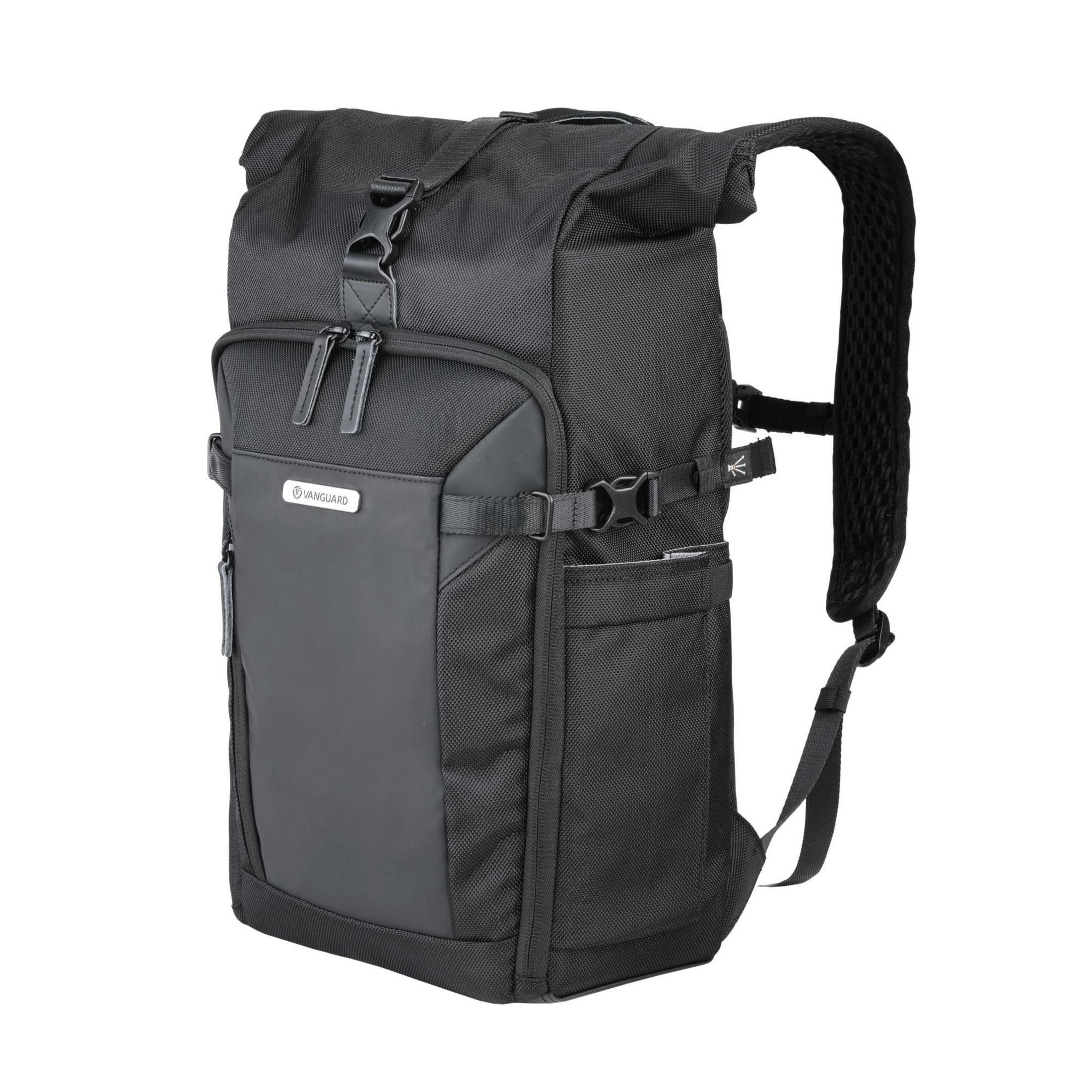 Schwarzer Rucksack mit mehreren Taschen und Riemen. Der Markenname VANGUARD ist sichtbar.