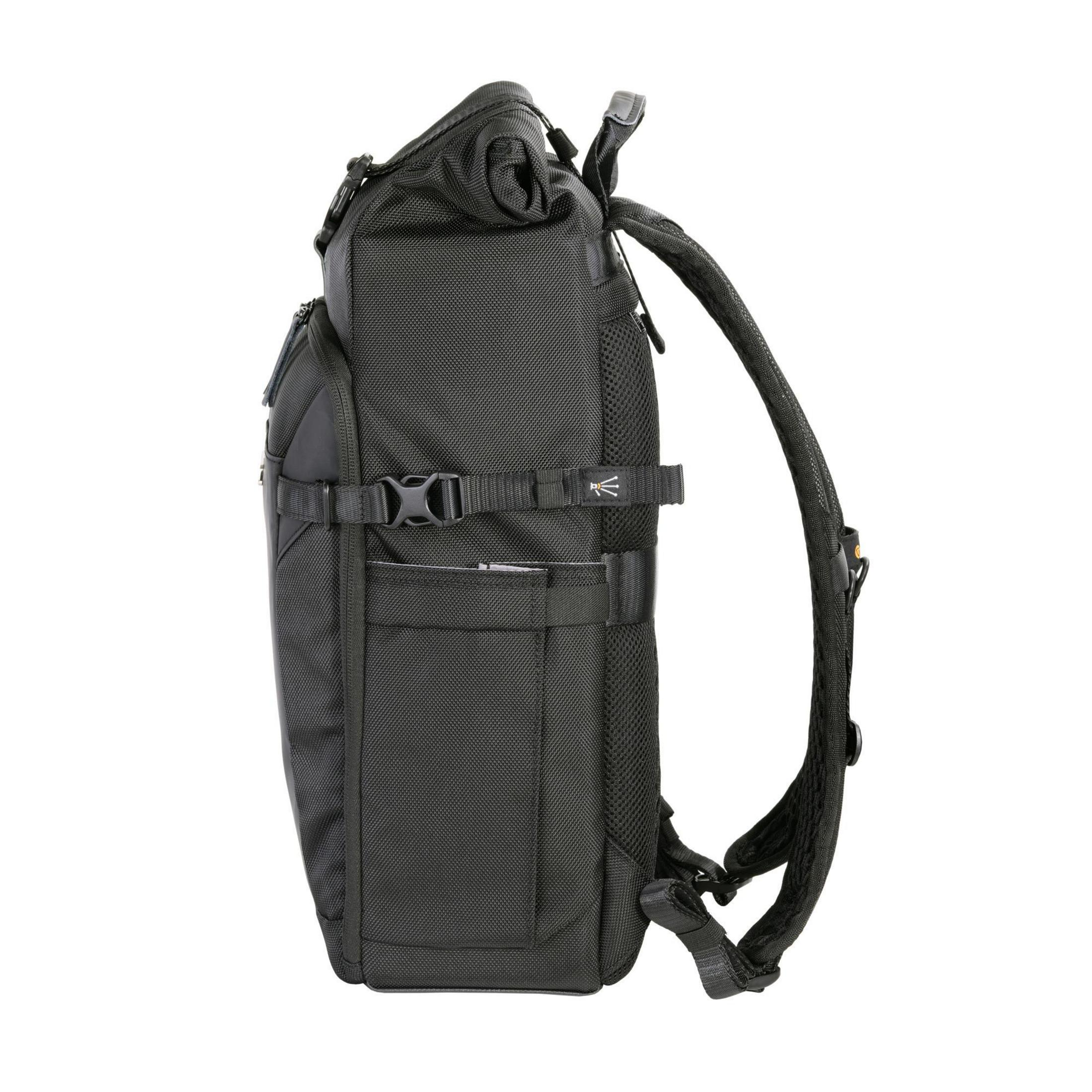 Schwarzer Rucksack, Seitenansicht. Gurte, Taschen und Schnallen sichtbar. Isoliert auf Weiß.