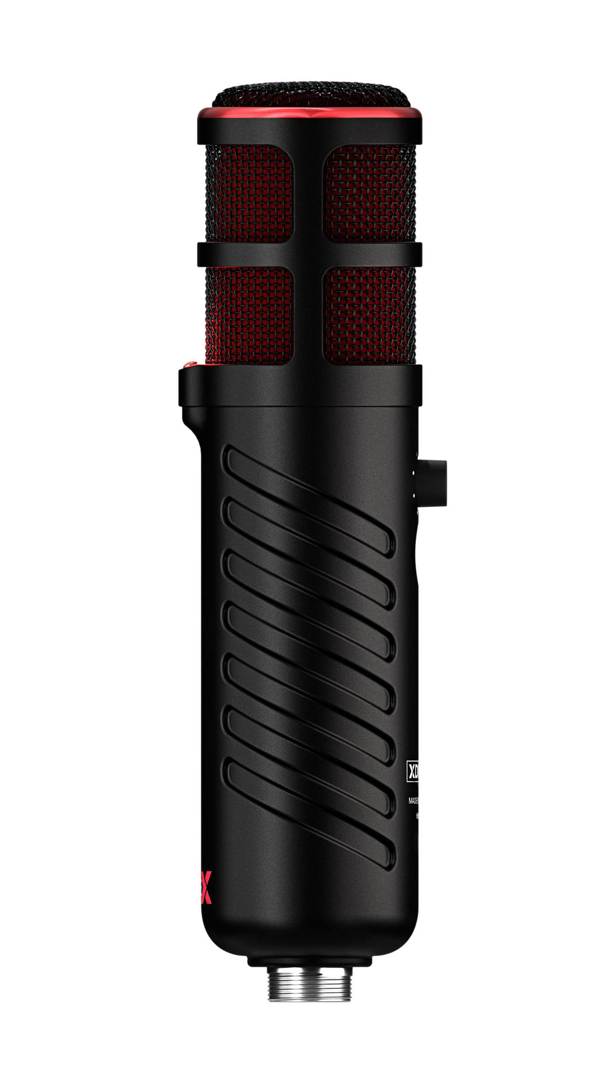 Czarny mikrofon z czerwoną siatką na górze. Czarny korpus z przekątnymi liniami. Srebrna podstawa.
