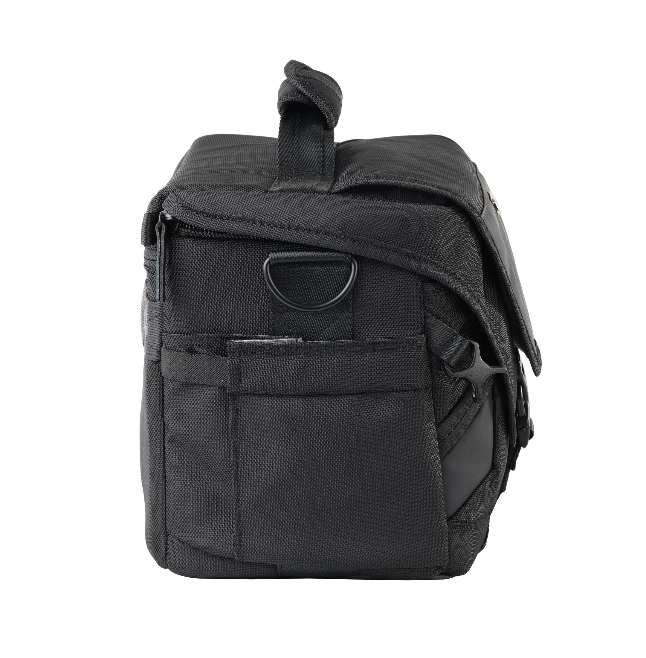 Eine schwarze Kameratasche, Seitenansicht, mit Taschen und einem Griff.