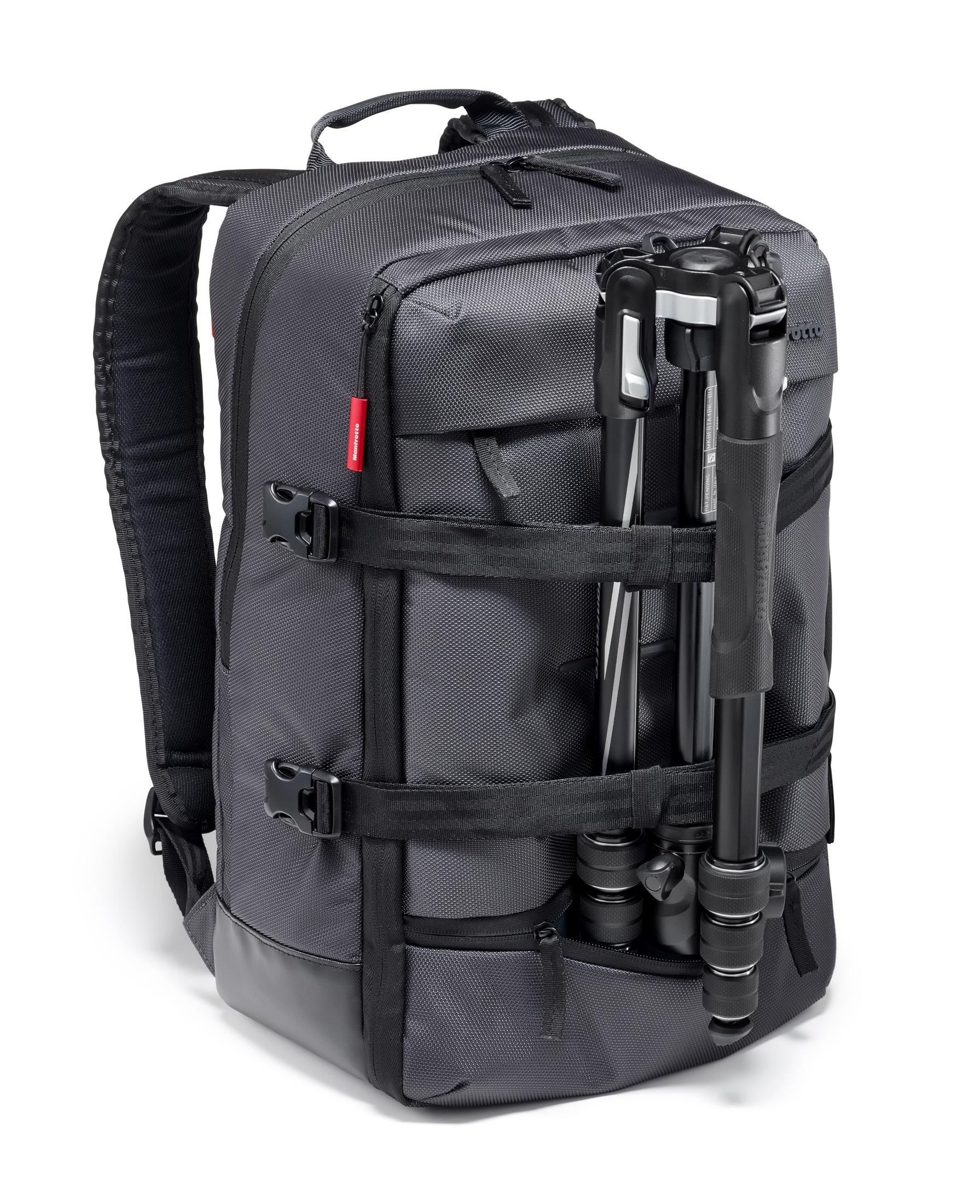 Schwarzer und grauer Manfrotto Rucksack mit Stativ, isoliert auf weißem Hintergrund.