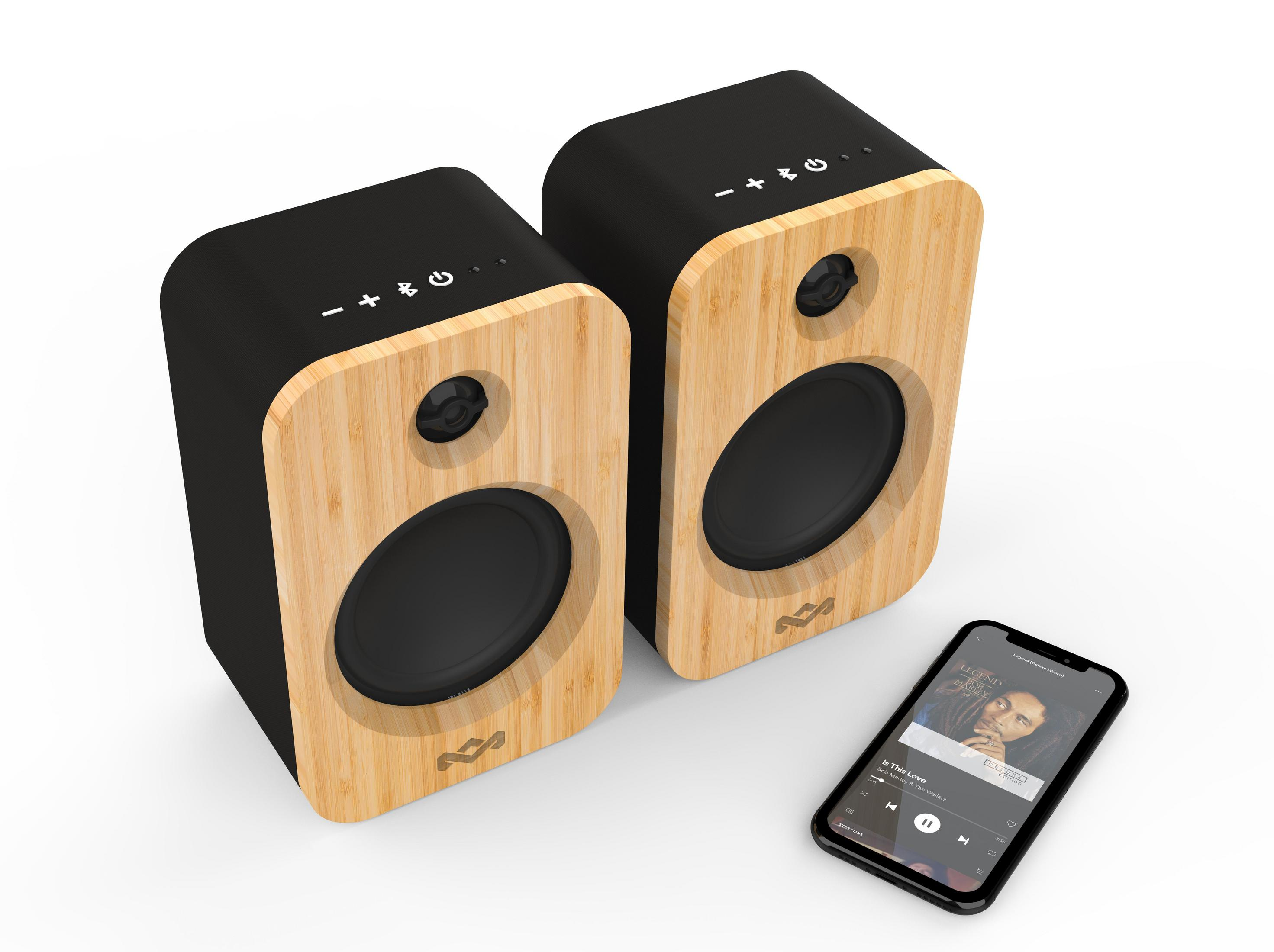 Deux enceintes noires avec façades en bois et un téléphone jouant de la musique.