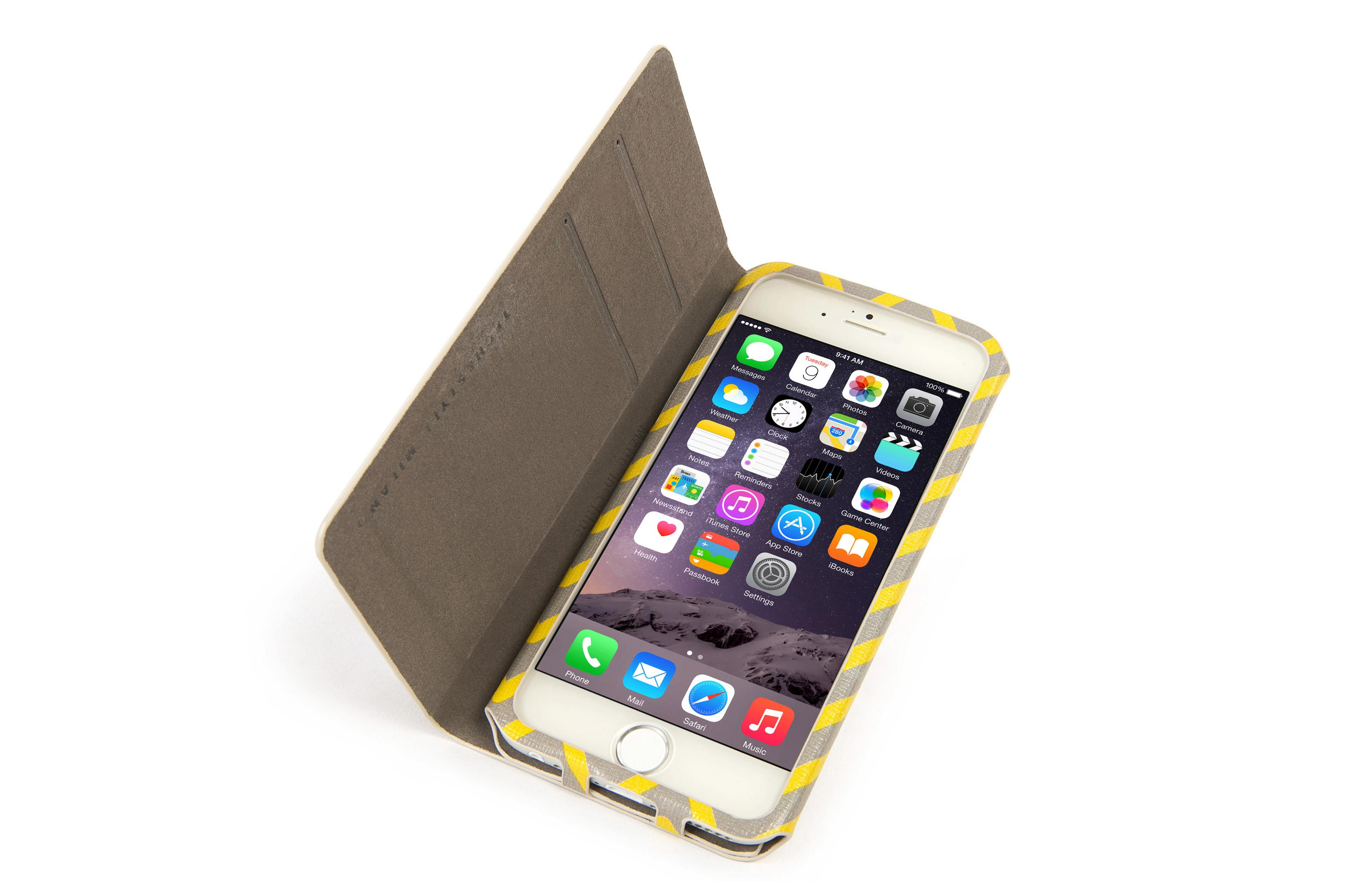 iPhone con custodia aperta. Il telefono ha icone sullo schermo. La custodia è beige e a righe gialle.