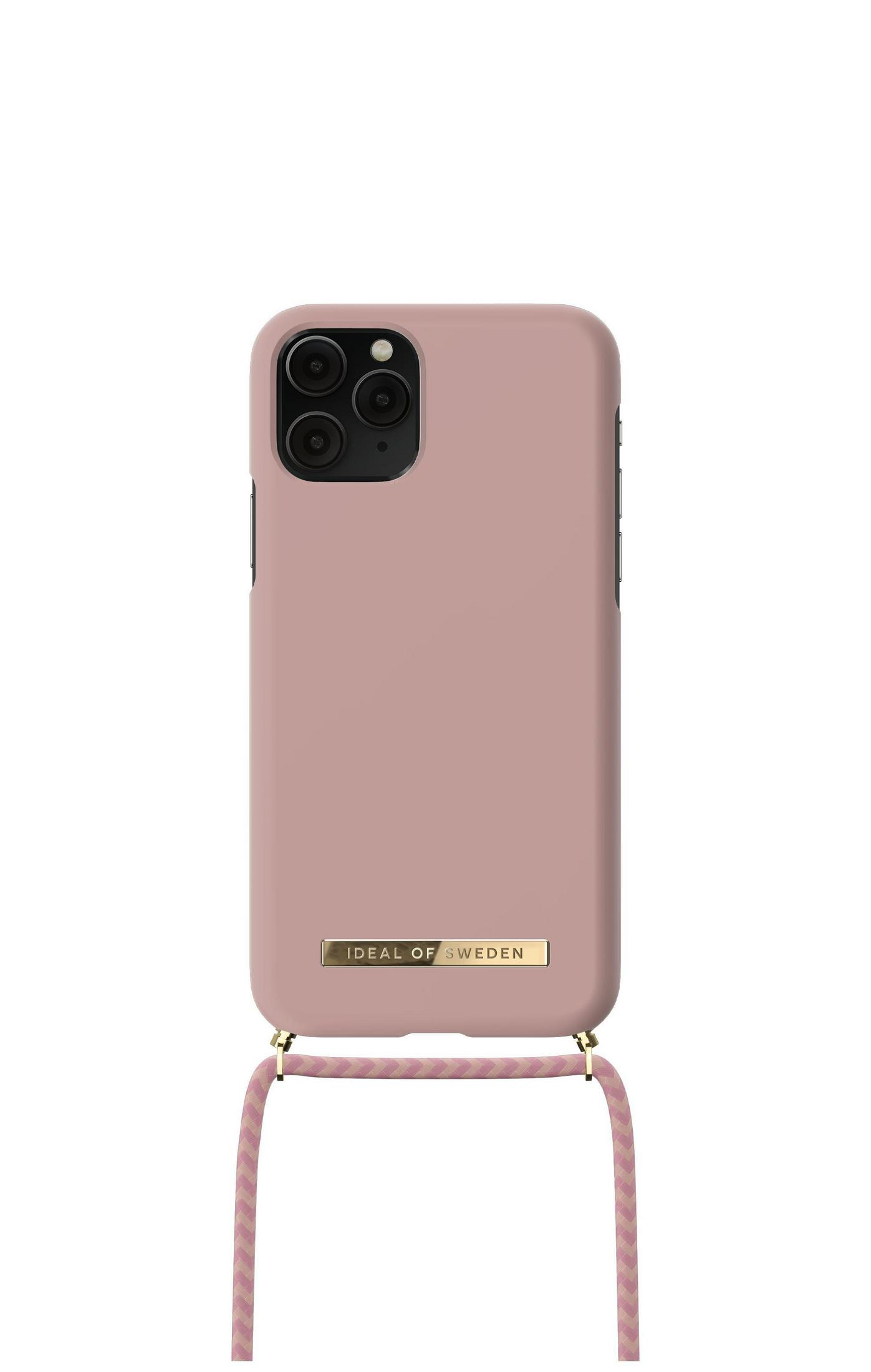 Pembe telefon kılıfı, pembe kayış ve altın metal konektör, beyaz zeminde.