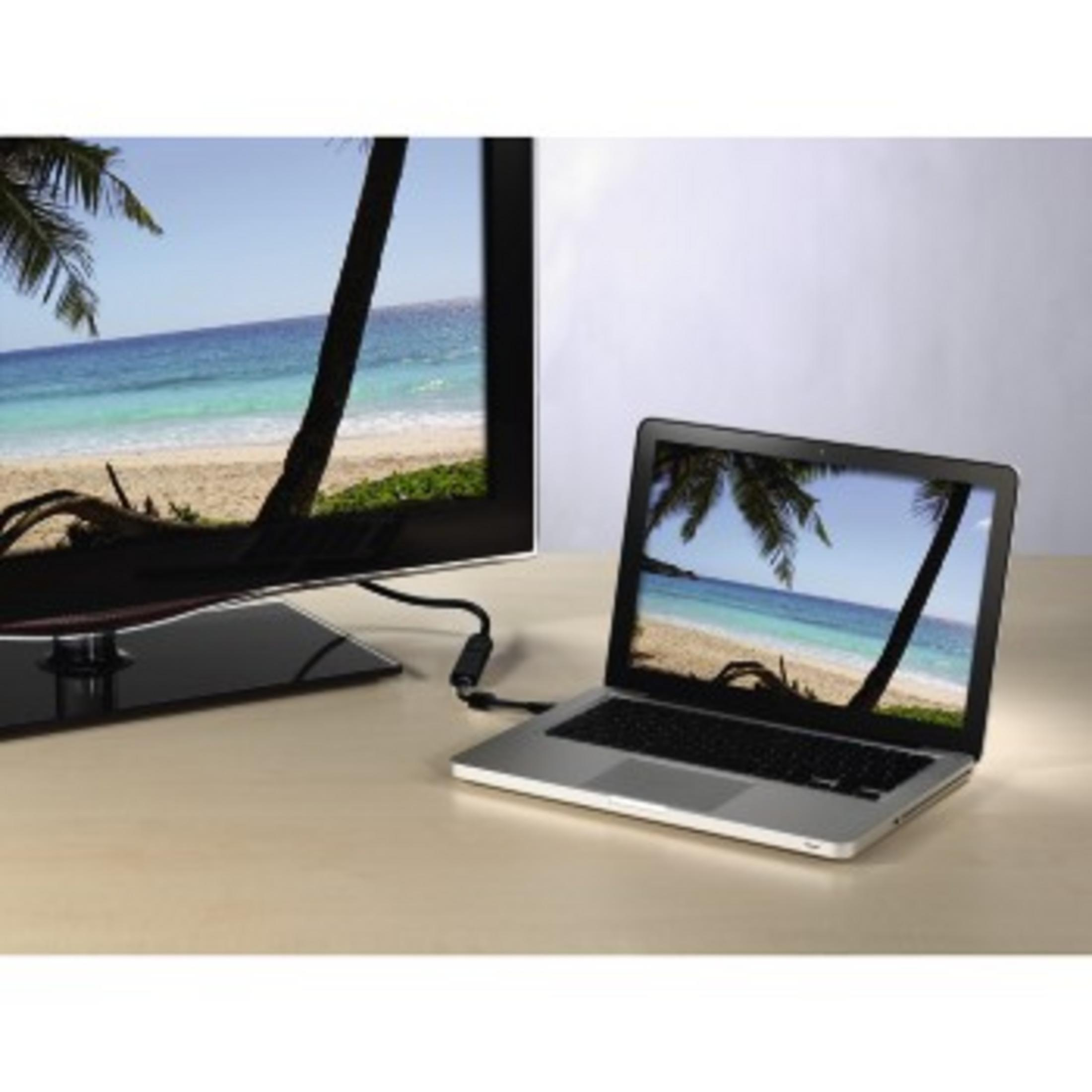 Ein Laptop zeigt eine Strandszene und ist mit einem Fernseher verbunden, der dieselbe Szene zeigt.