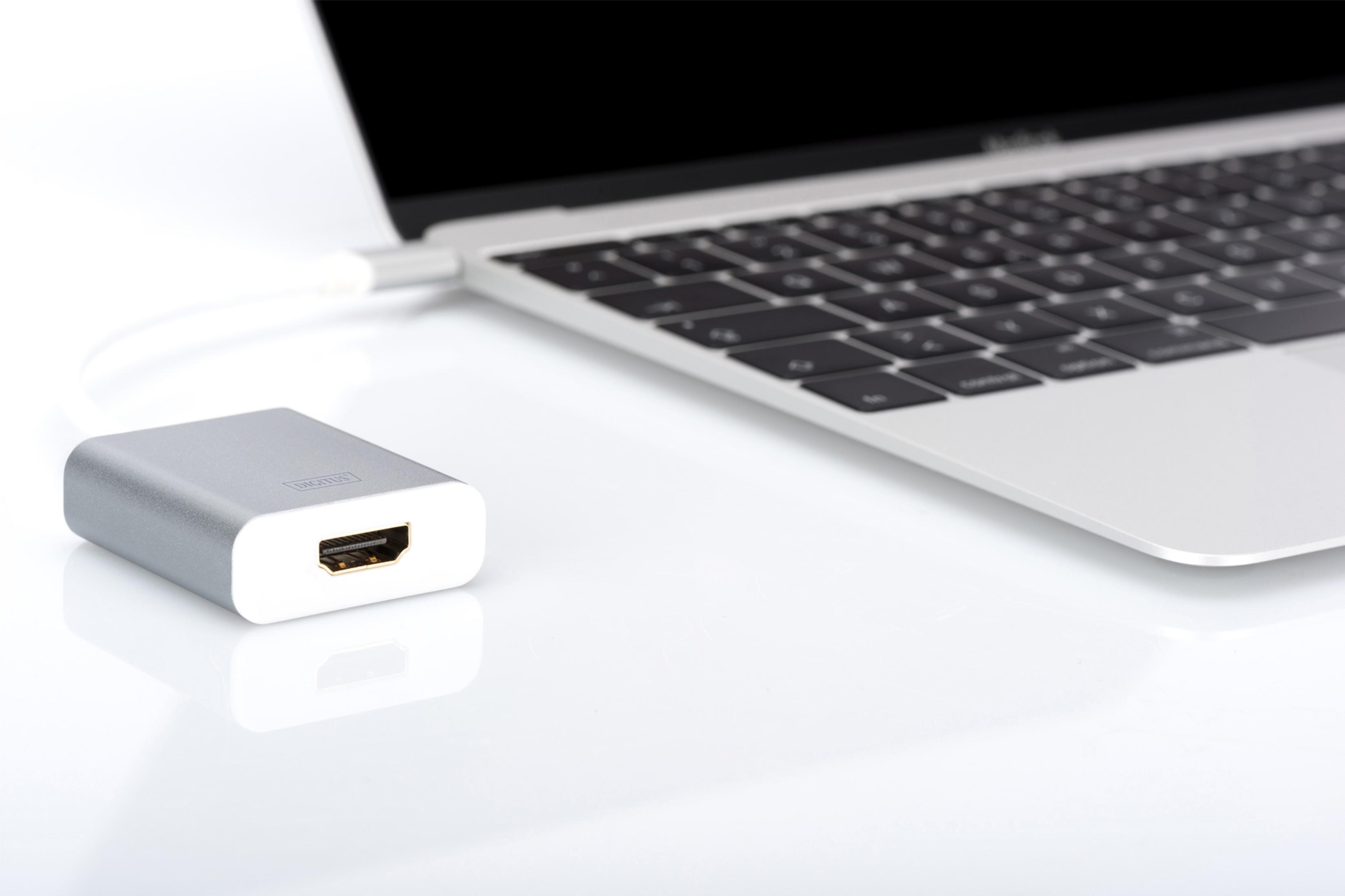 Silberner HDMI-Adapter an einem Laptop angeschlossen. Weißer Hintergrund.