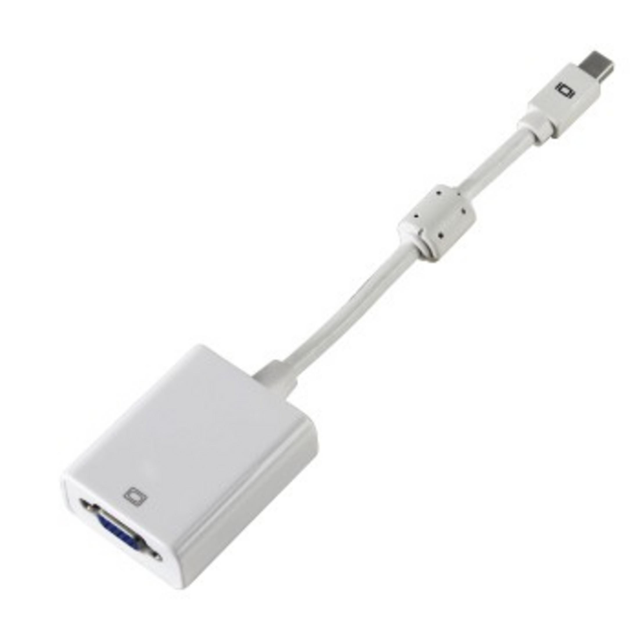 Weißes Adapterkabel mit USB-C- und VGA-Anschluss. Weißer Hintergrund.