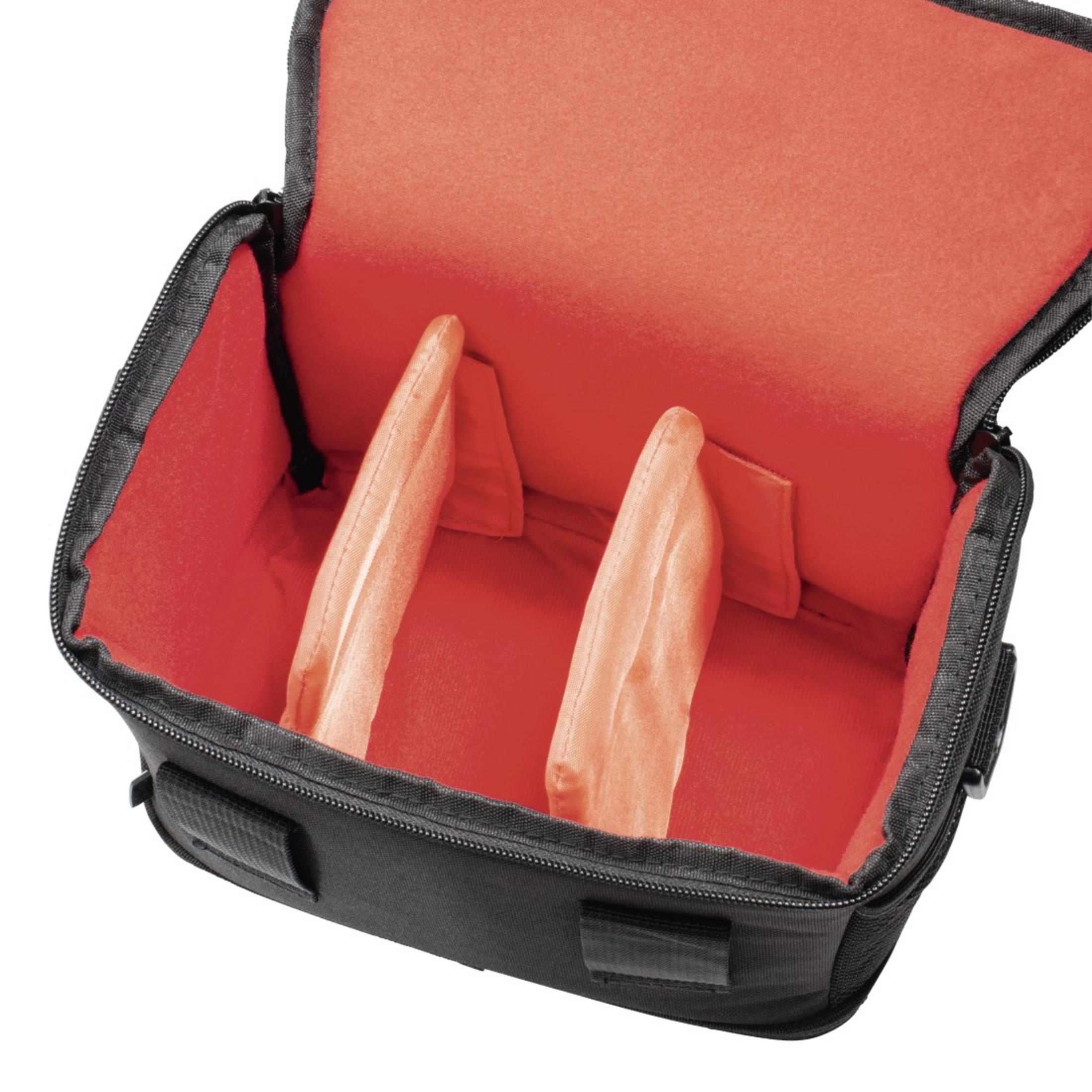 Otwarta czarna torba na aparat z czerwonym wnętrzem i przegrodami.