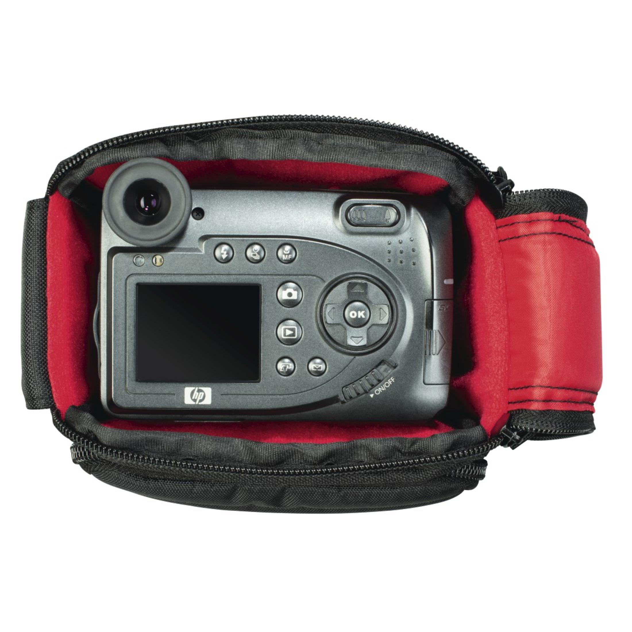 Kamera in einer schwarz-roten Tasche. Rotes Innenfutter. Schwarze Außenseite.