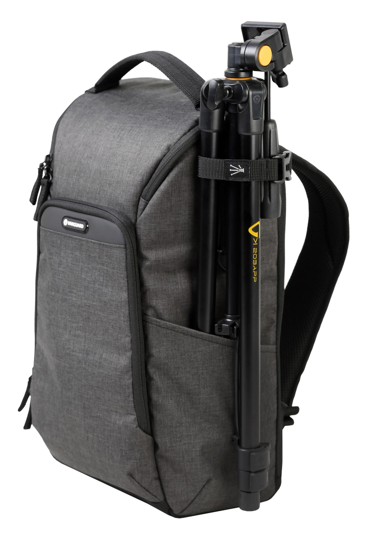 Mochila gris con trípode adjunto. Trípode negro con detalles amarillos.