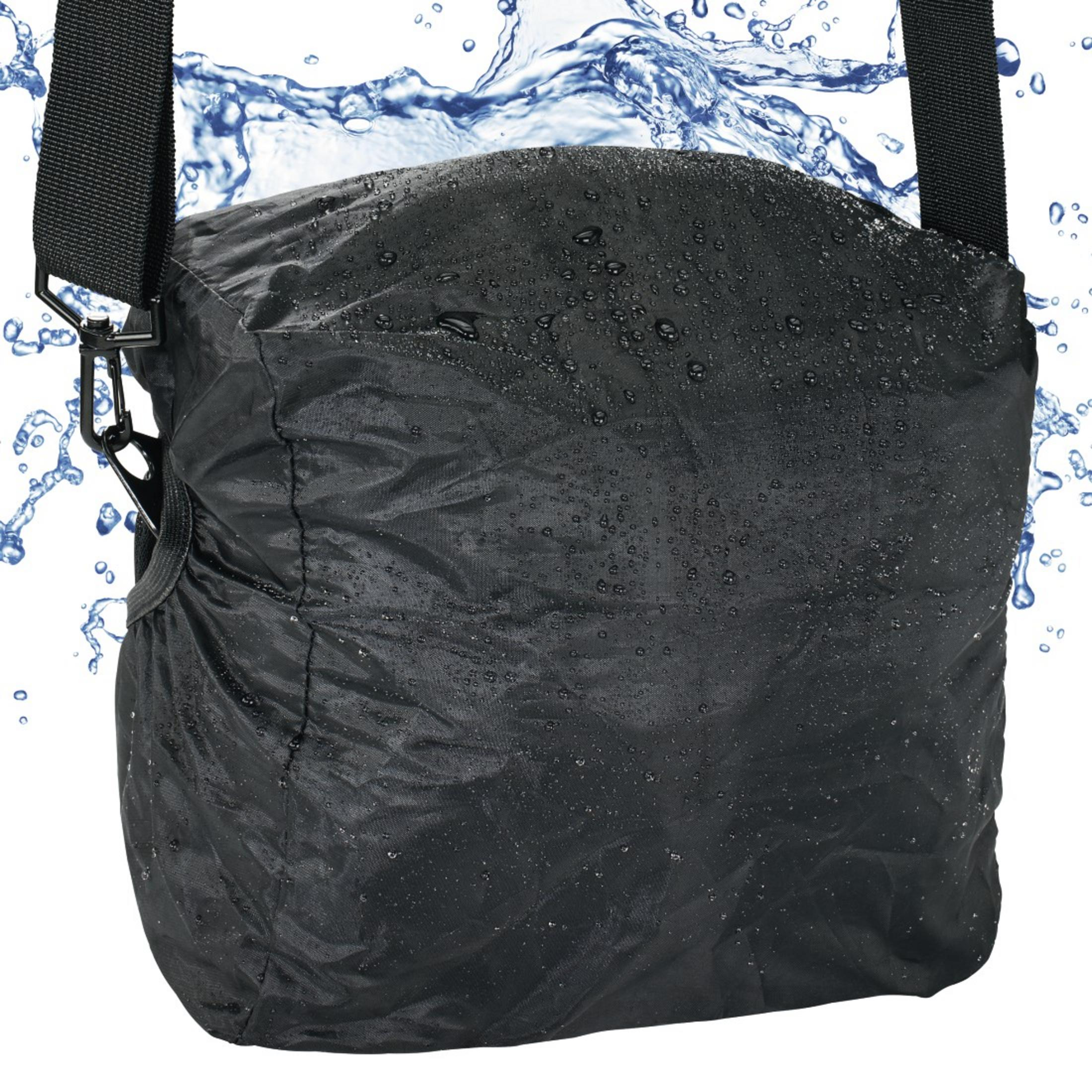 Schwarze, wasserdichte Tasche mit Wassertropfen und Schultergurt auf weißem Hintergrund.