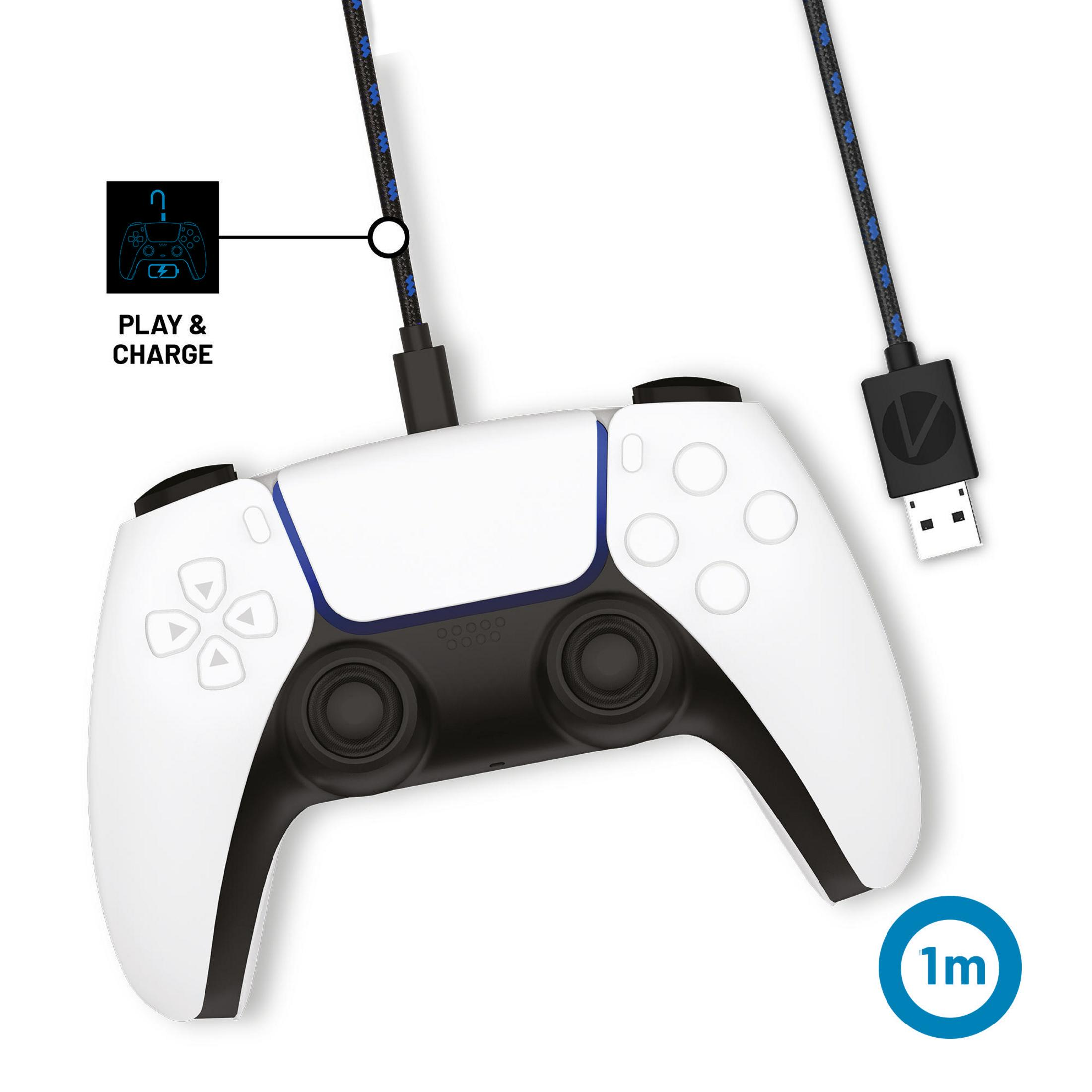Un controller PlayStation 5 bianco con un cavo nero e blu, etichettato 'Play & Charge'.