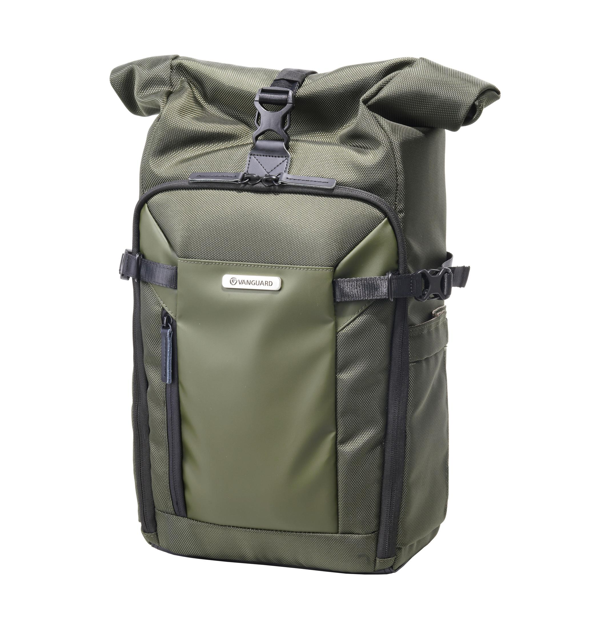 Grüner Rucksack mit Rollverschluss und mehreren Riemen. Vanguard-Logo sichtbar.