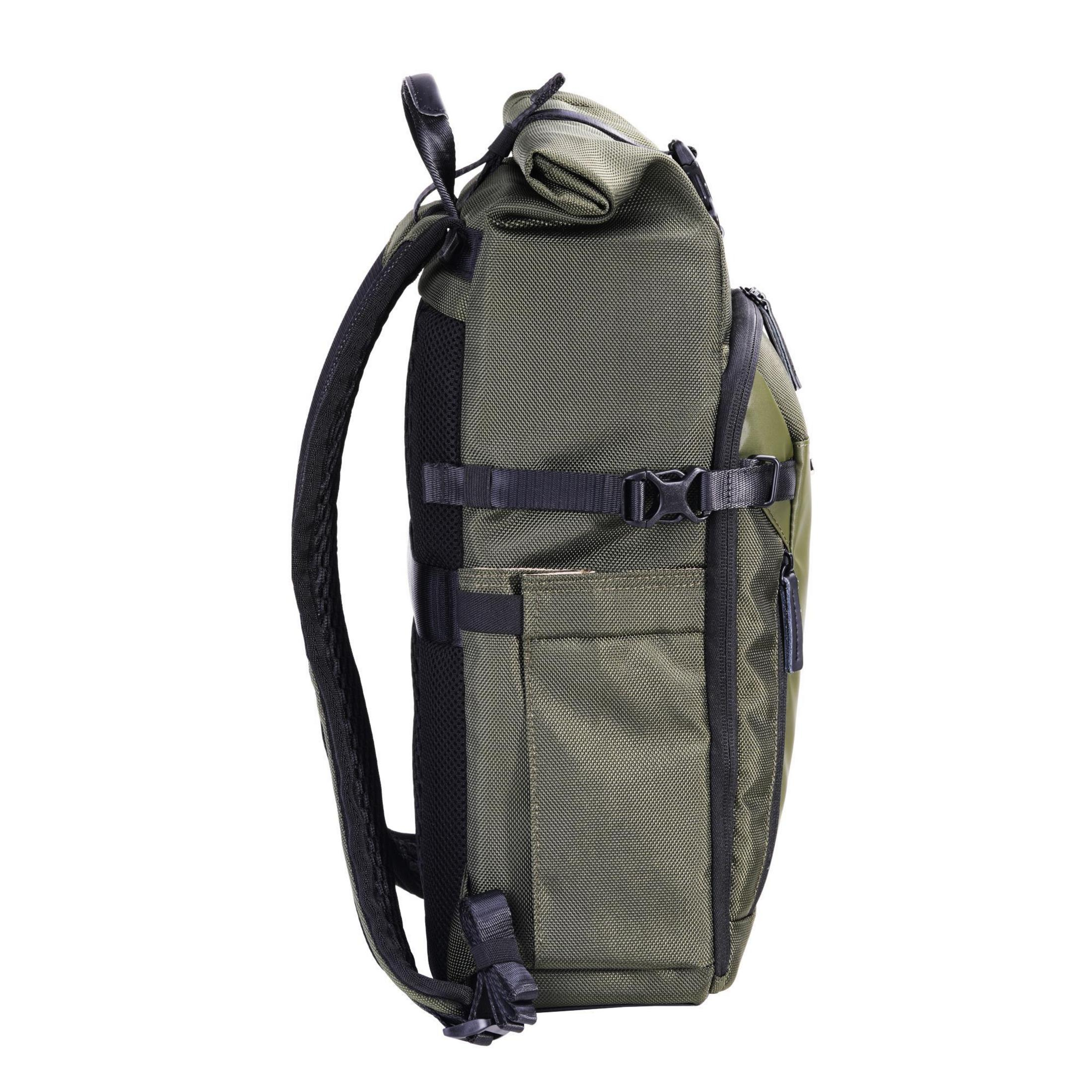 Olivgrüner Rucksack, Seitenansicht, mit Riemen, Schnallen und Taschen. Der Rucksack steht vor weißem Hintergrund.