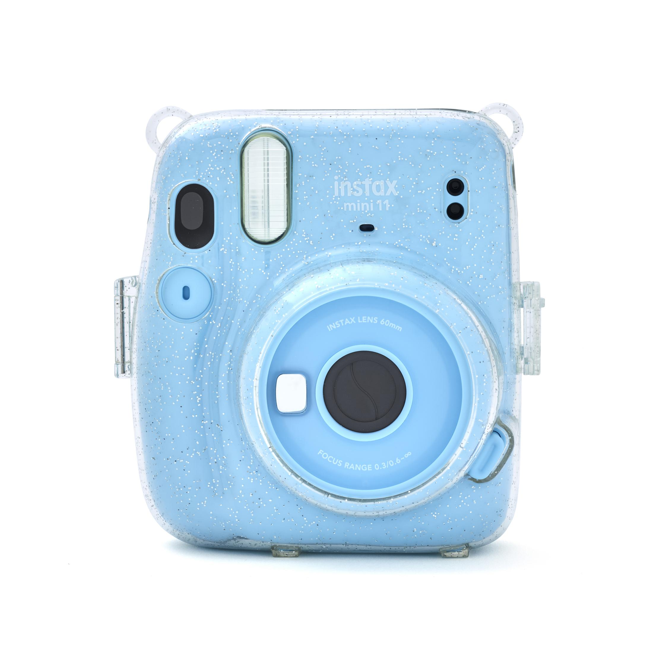 Eine hellblaue Instax Mini 11 Kamera in einer transparenten Hülle.