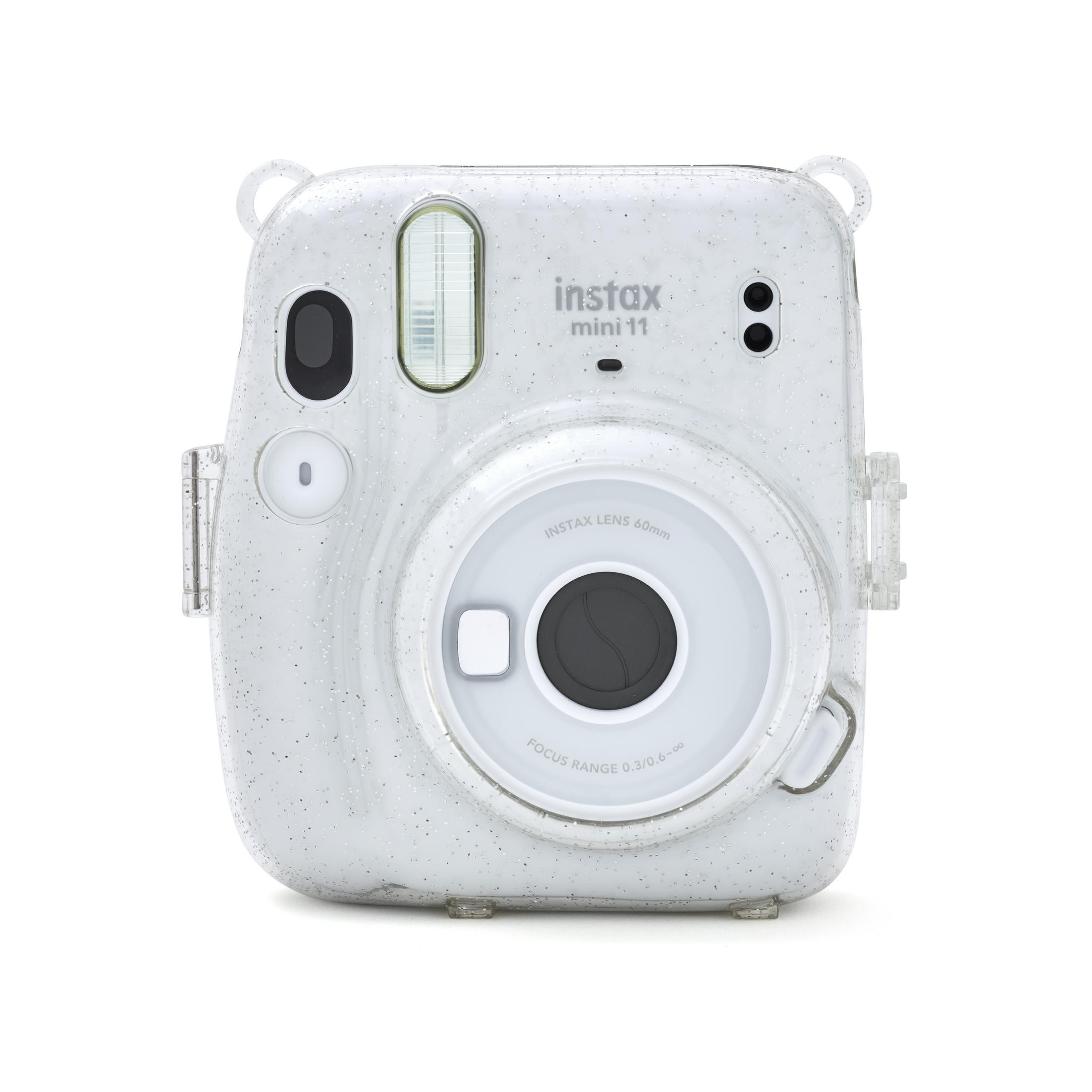 Weiße Instax Mini 11 Kamera in einer transparenten Hülle. Die Hülle ist mit Glitzer bedeckt.