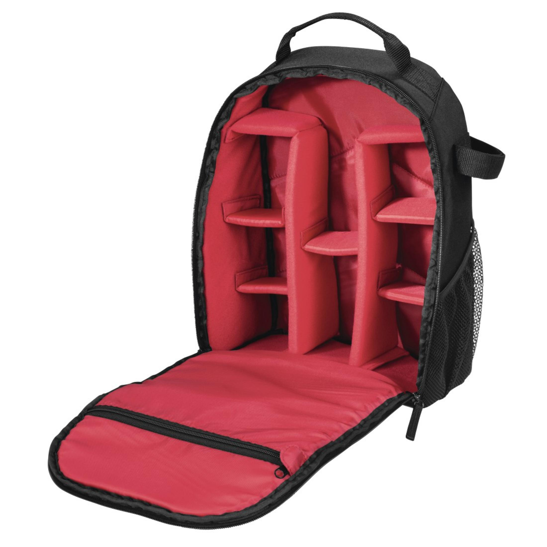 Ein schwarzer Kamera-Rucksack, geöffnet. Im Inneren befinden sich Fächer und rotes Futter. Der Reißverschluss.