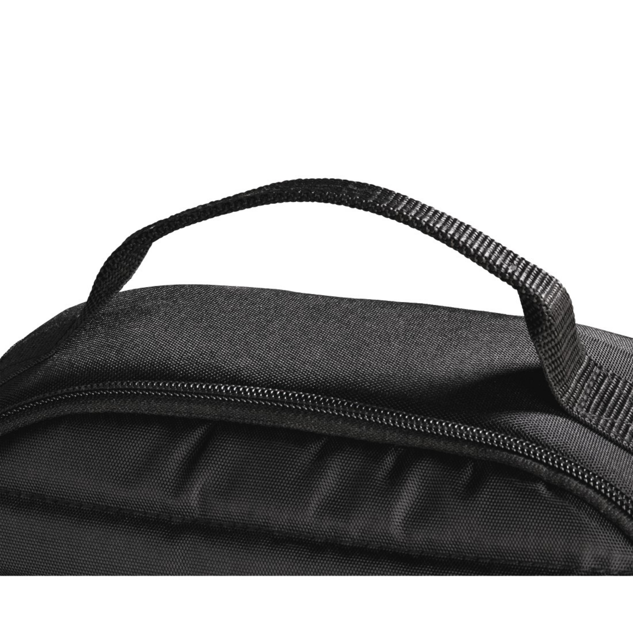 Nahaufnahme eines schwarzen Rucksackgriffs aus gewebtem Material, der sich über eine schwarze Stoffoberfläche wölbt.