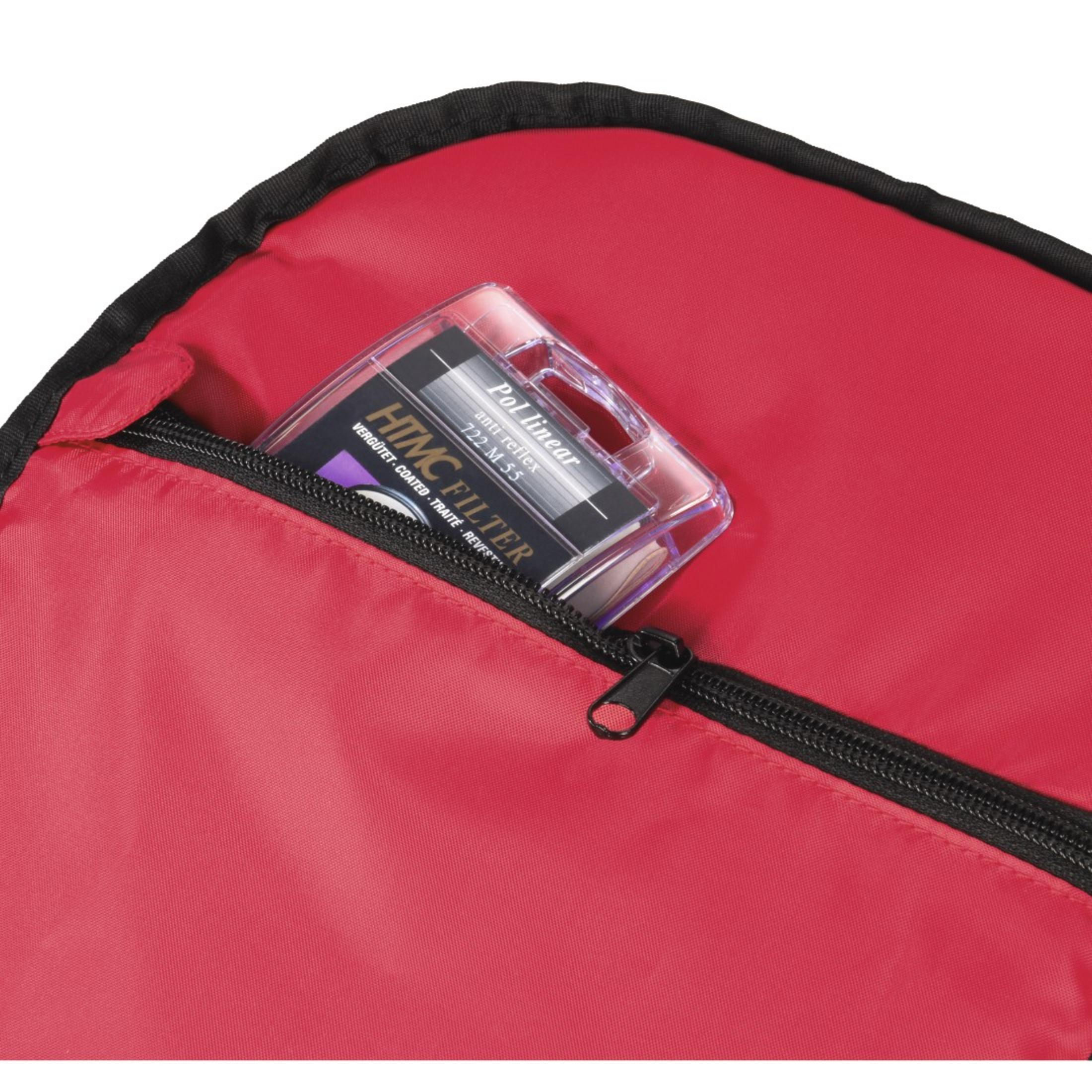 Rote Tasche mit Filteretui. Schwarzer Reißverschluss und Etikett.