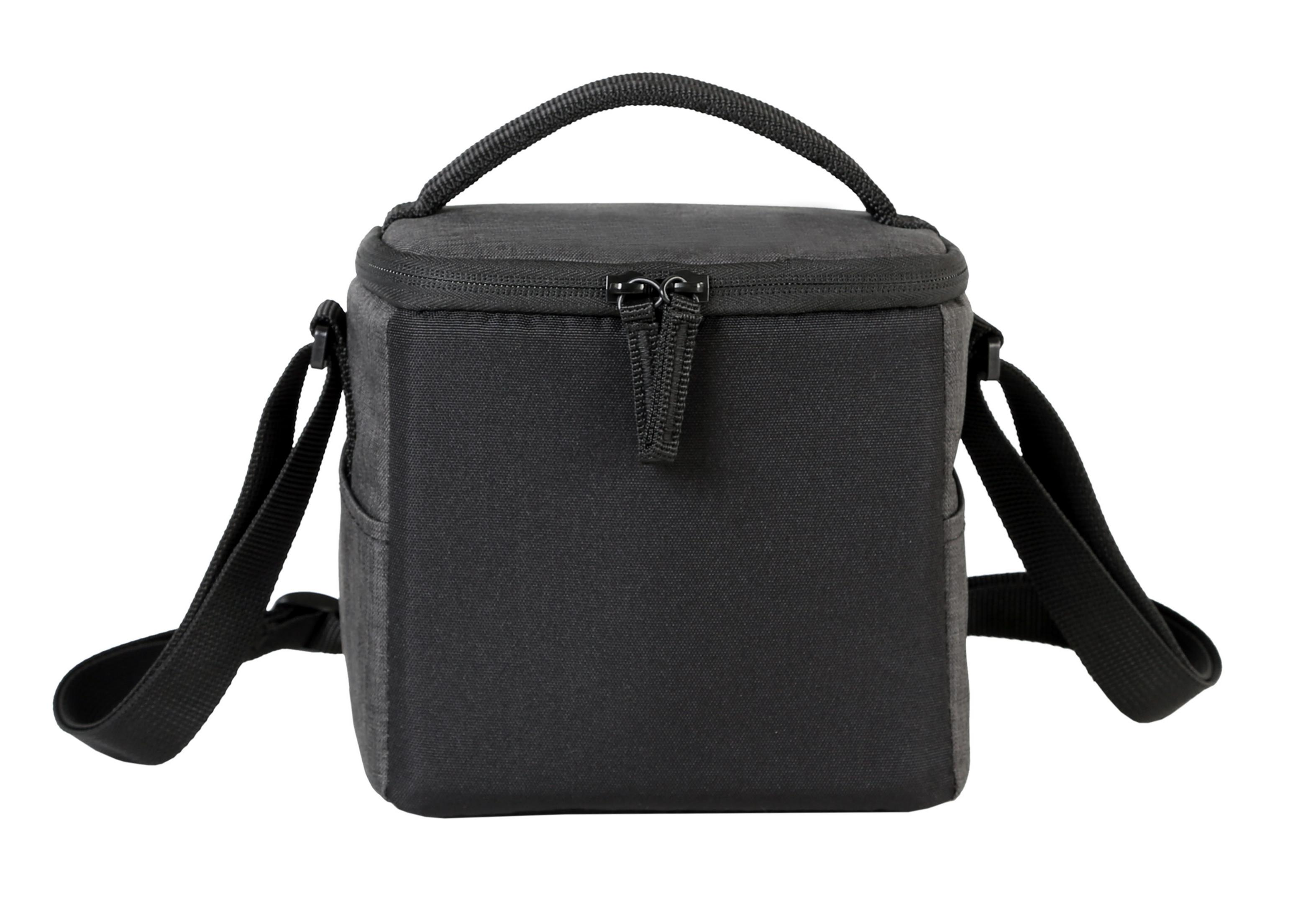 Una bolsa de almuerzo negra con asa y correa para el hombro, aislada en blanco.