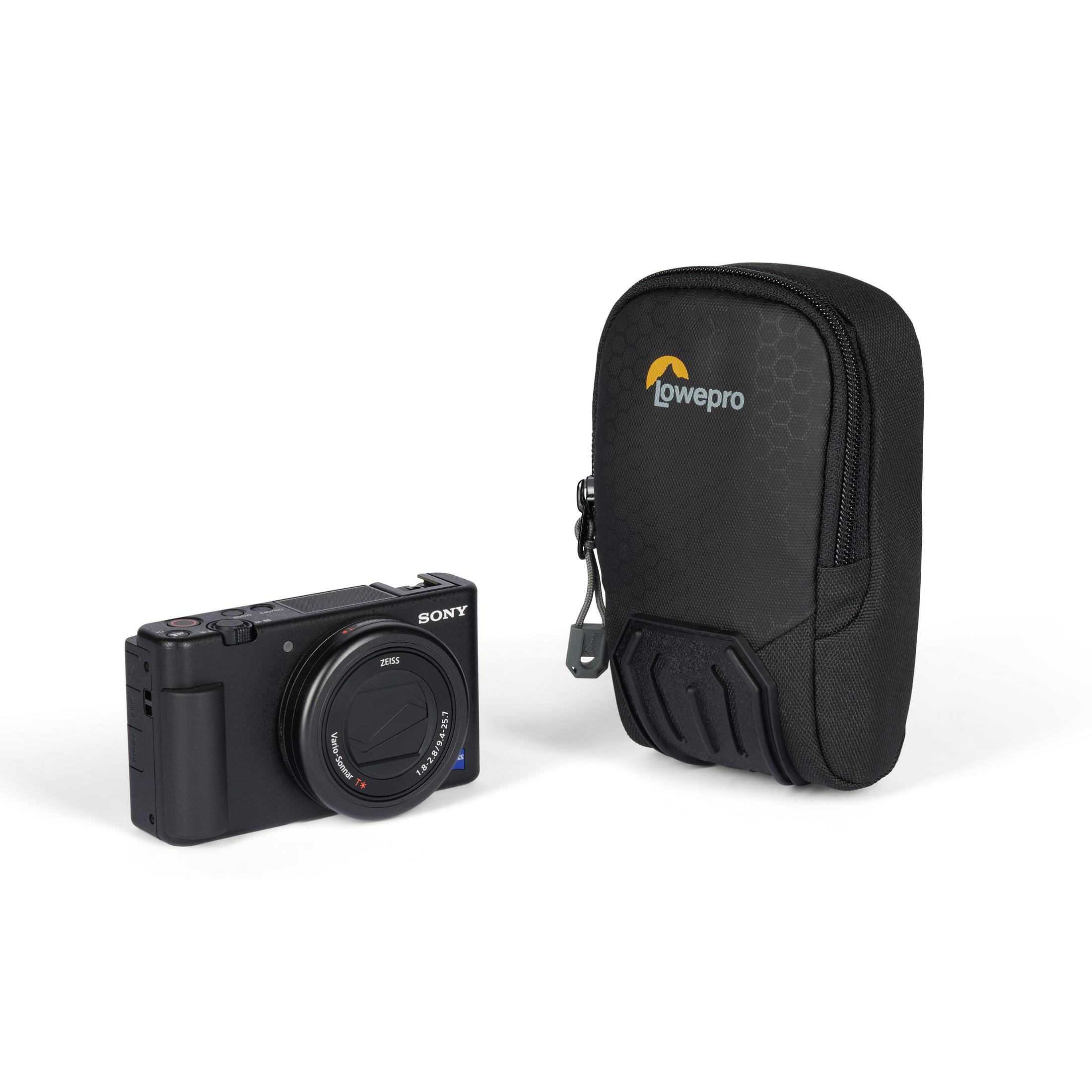 Kamera mit dazugehöriger Tasche. Schwarze Kamera und schwarze Tasche mit gelbem Logo.